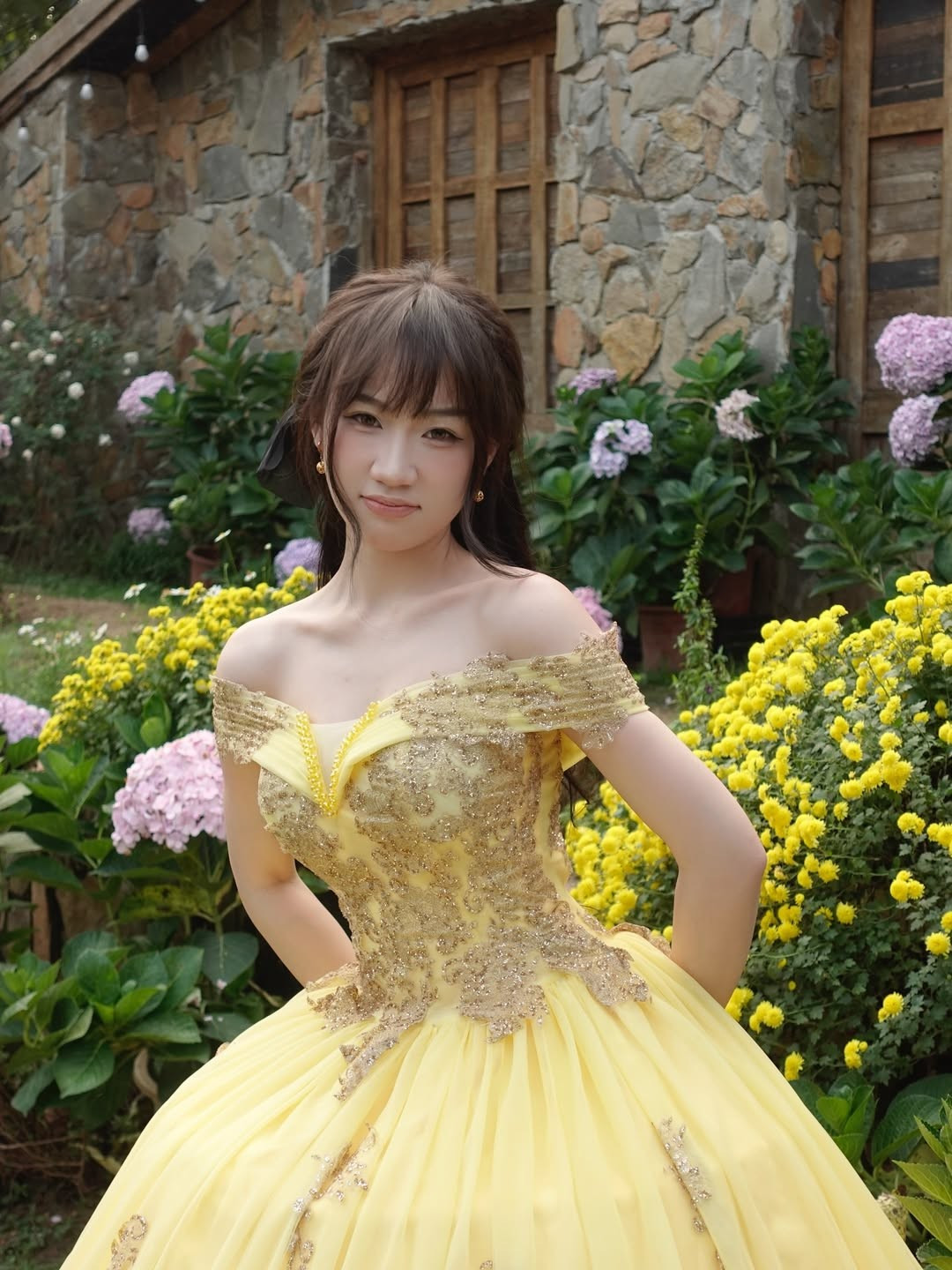 Điểm nhấn của layout lần này chính là mái tóc xoăn dài nhẹ nhàng kết hợp cùng chiếc nơ đen bản to, tạo nên vẻ ngoài vừa cổ điển, vừa ngọt ngào. (Ảnh: IGNV)