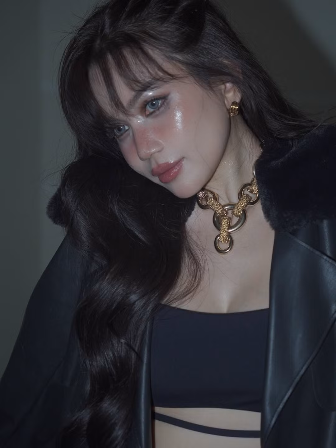 Không chỉ vậy, chiếc quần cạp trễ với khóa kéo kim loại cũng mang đến một vẻ ngoài cực kỳ thời thượng và phóng khoáng. (Ảnh: IGNV)