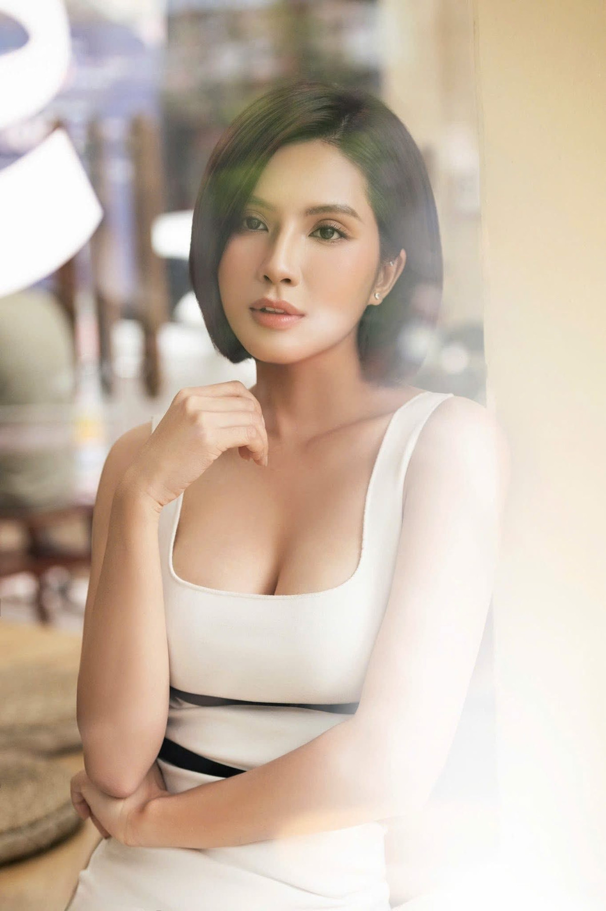 Đăng kèm với bộ ảnh, Thiên An không nhắc đến những lùm xùm tình cảm trước đó bày tỏ quyết tâm làm mới bản thân: "Chào đón công việc mới, cảm ơn vì tất cả".