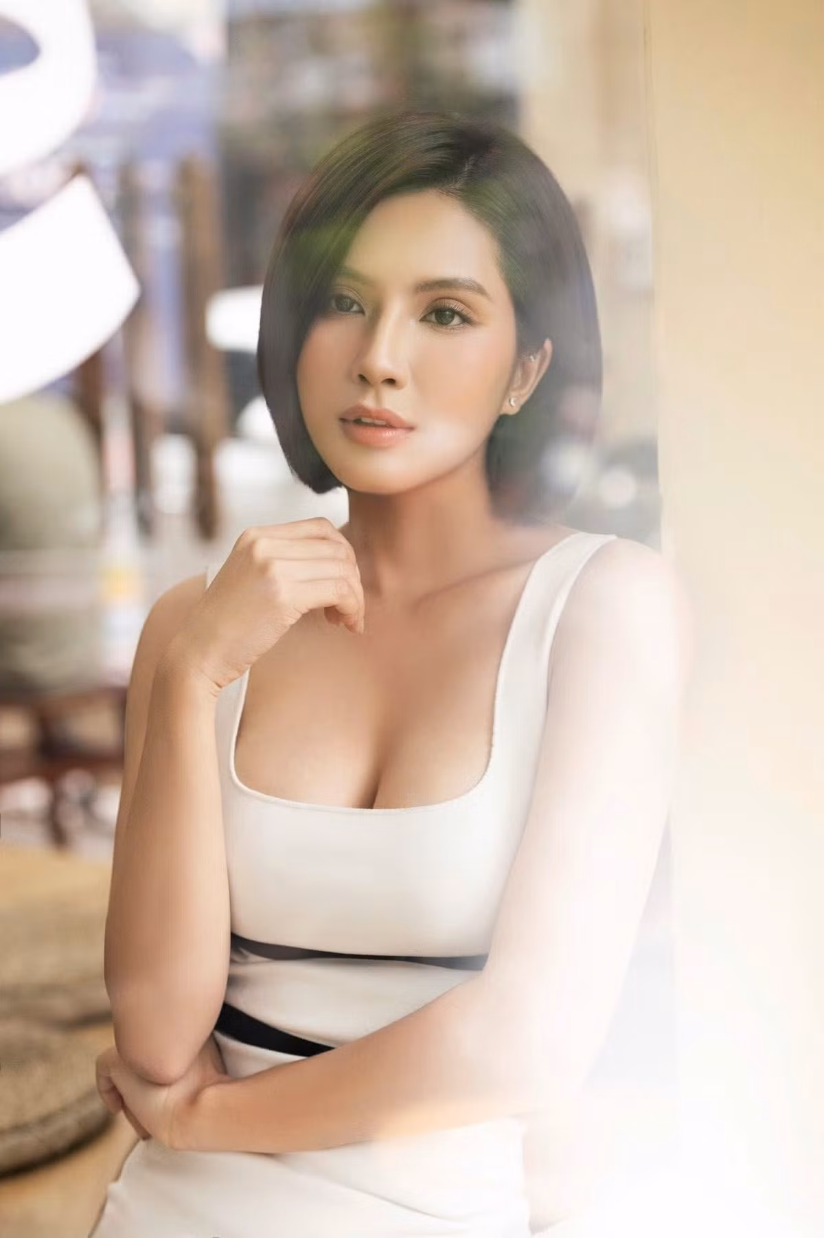 Đăng kèm với bộ ảnh, Thiên An không nhắc đến những lùm xùm tình cảm trước đó bày tỏ quyết tâm làm mới bản thân: "Chào đón công việc mới, cảm ơn vì tất cả".