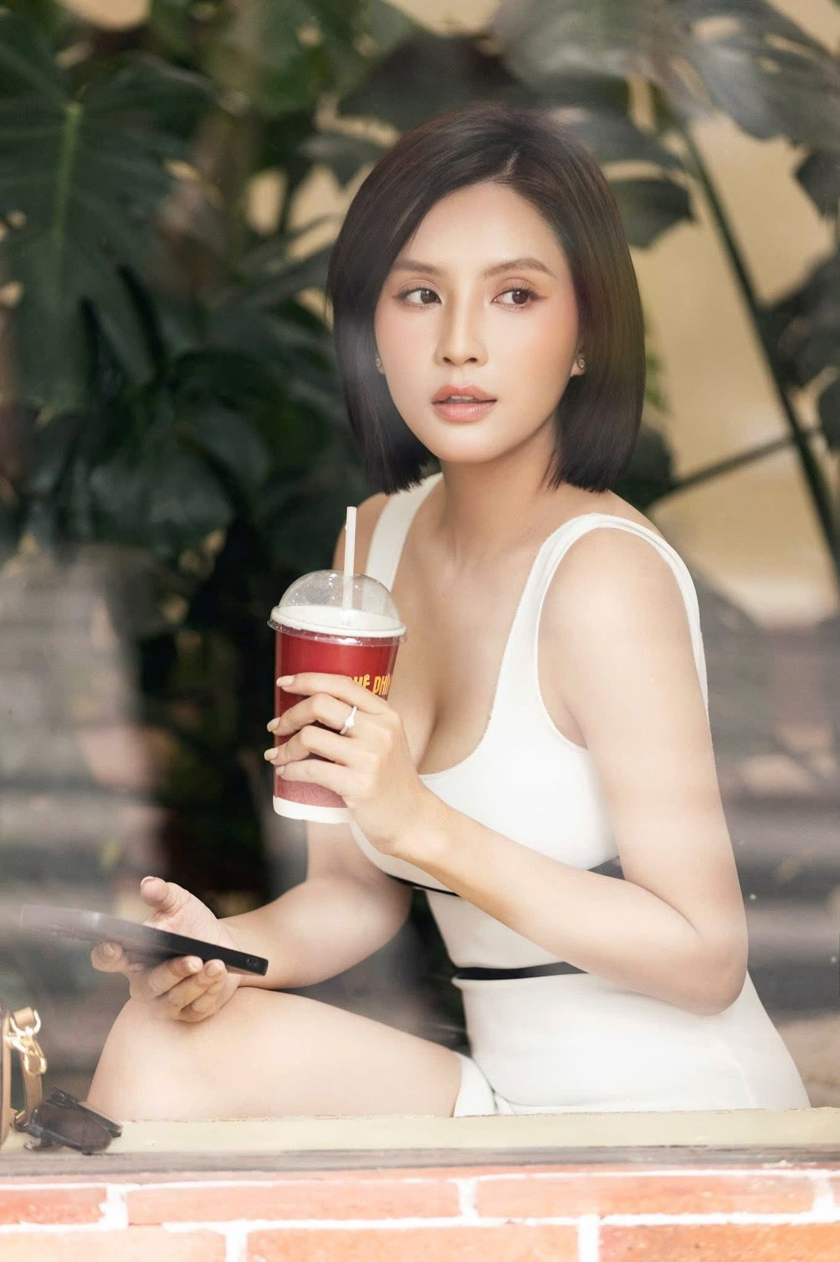 Sau thời gian dài gắn bó với mái tóc dài nữ tính, Thiên An bất ngờ cắt tóc ngắn sát vai, thay đổi hoàn toàn hình ảnh thường thấy.