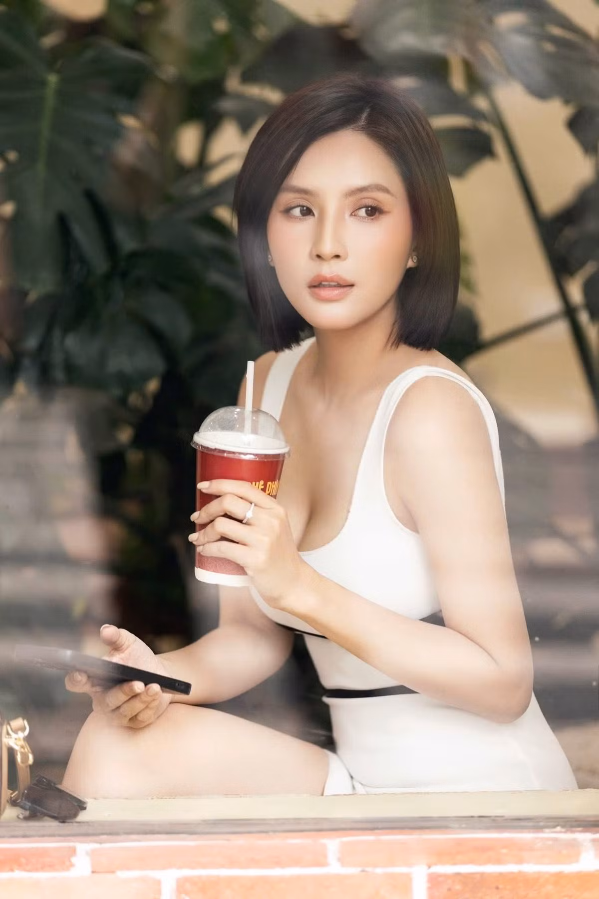 Sau thời gian dài gắn bó với mái tóc dài nữ tính, Thiên An bất ngờ cắt tóc ngắn sát vai, thay đổi hoàn toàn hình ảnh thường thấy.