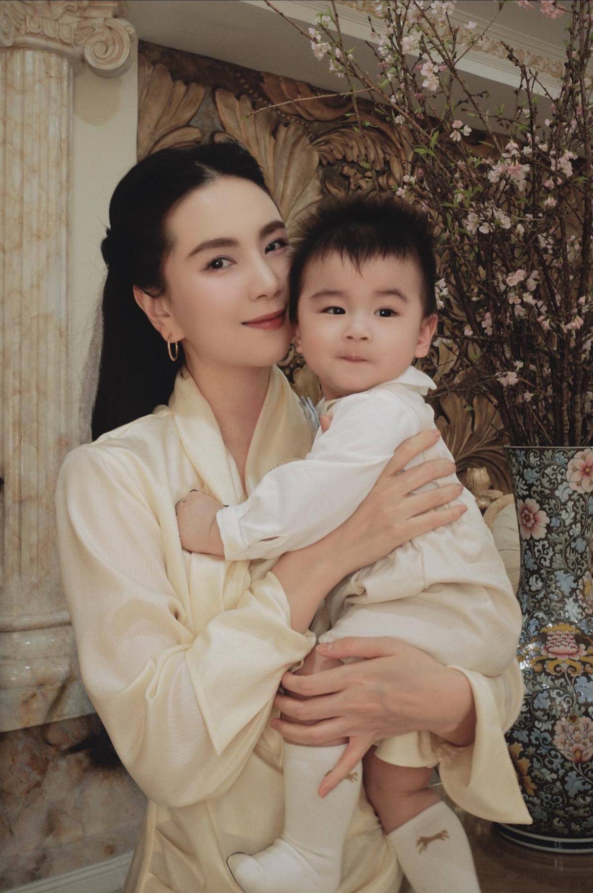 Mới đây, trên trang cá nhân, MC Mai Ngọc đã chia sẻ bộ ảnh đón tuổi mới đầy ấm áp. Không tổ chức tiệc tùng ồn ào, Mai Ngọc chọn cho mình một không gian riêng tư, sang trọng nhưng không kém phần gần gũi để ghi lại những kỷ niệm đáng nhớ. (Ảnh: FBNV)