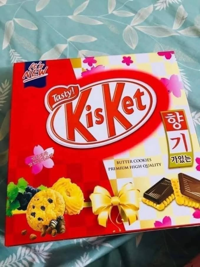 Nếu không nhìn kỹ, nhiều người sẽ lầm tưởng mình đang cầm trên tay những thương hiệu nổi tiếng. Thế nhưng, chỉ cần liếc qua một giây, bạn sẽ thấy sự khác biệt, đôi khi chỉ là một chữ cái mà thôi. Thương hiệu KitKat nay đã có "anh em thất lạc" tên là Kisket hoặc KotKo.