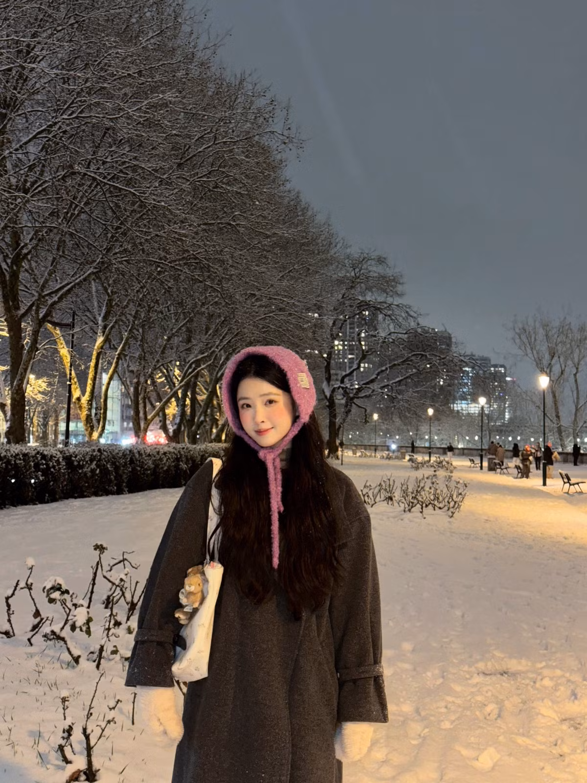 Dưới làn tuyết rơi dày, làn da trắng sứ cùng đôi má ửng hồng tự nhiên của Lưu Dương càng trở nên nổi bật. Nhiều người hâm mộ đã không ngần ngại gọi cô là "nàng công chúa tuyết" đời thực hay "nàng thơ của Paris". (Ảnh: IGNV)