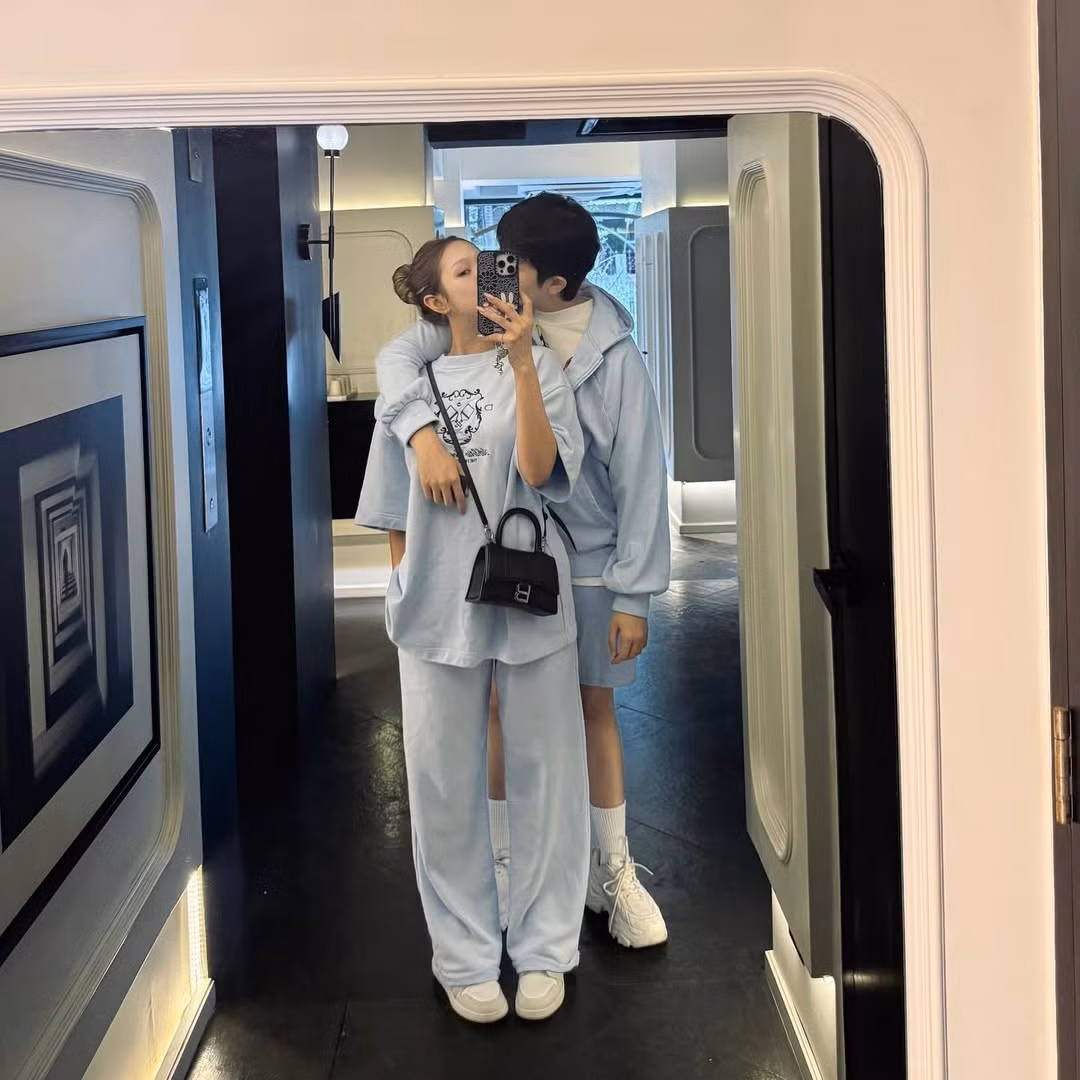 Trong ảnh, cả hai diện trang phục đồ đôi tông màu xanh da trời nhạt vô cùng đồng điệu, tạo nên vẻ ngoài trẻ trung, năng động và hài hòa. Gil Lê đứng phía sau, vòng tay ôm eo Xoài Non đầy âu yếm. (Ảnh: FBNV)