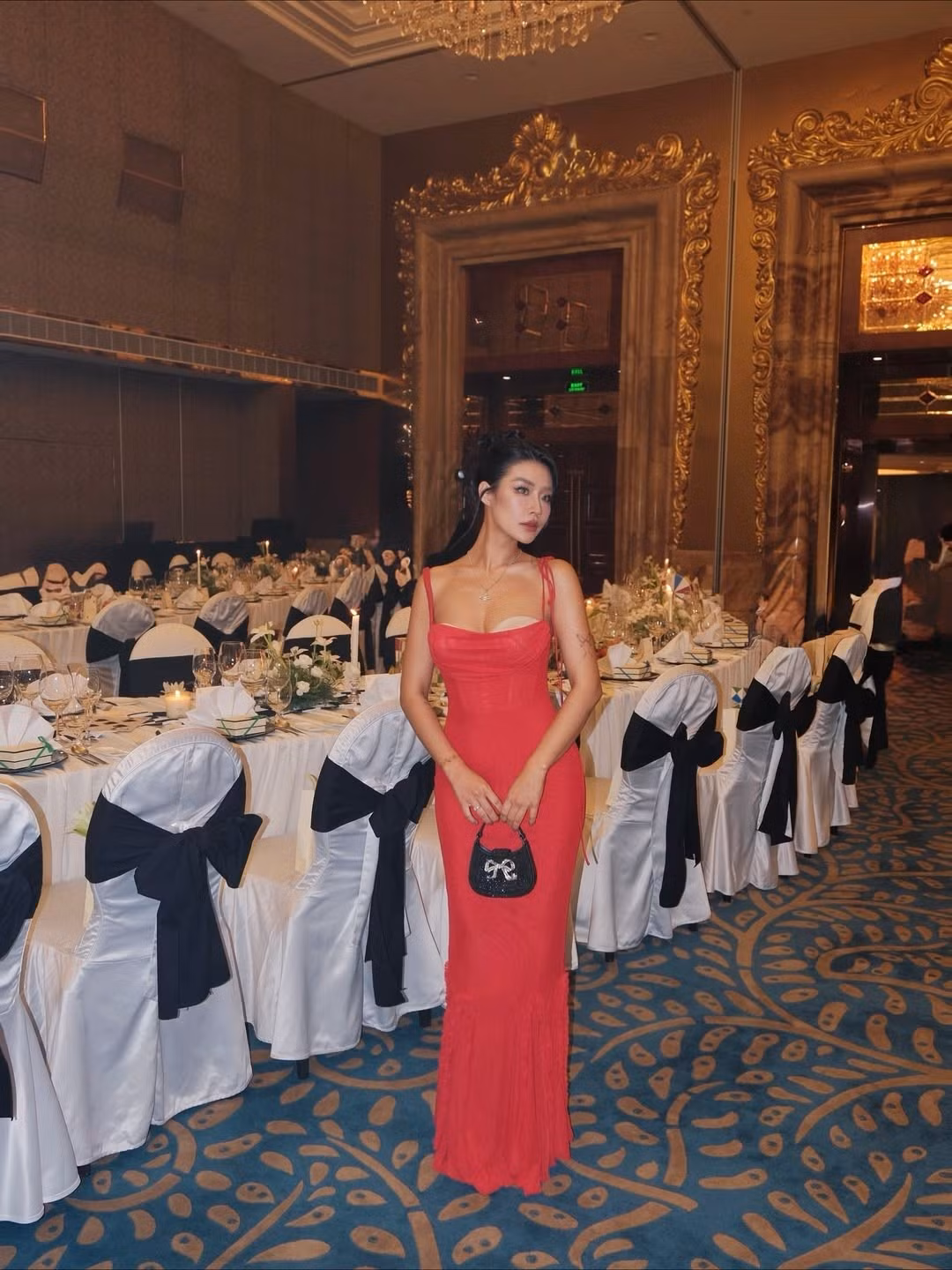 Bà xã nam rapper thường xuyên theo đuổi phong cách gợi cảm, hiện đại. Dù sở hữu chiều cao khiêm tốn, cô luôn biết cách lựa chọn trang phục để "hack" dáng, khoe trọn lợi thế hình thể. (Ảnh: IGNV)