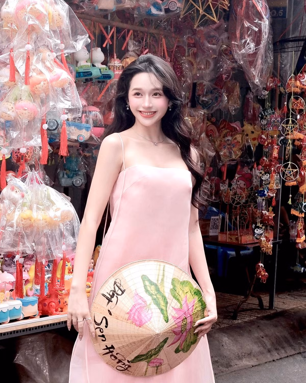 Sự kết hợp giữa thời trang hiện đại, mái tóc đen dài bồng bềnh và chiếc nón lá duyên dáng tạo nên một hình ảnh đầy cuốn hút: vừa giữ được nét thanh thuần của người con gái Việt, vừa phảng phất sự tinh tế, thời thượng của một hot girl Gen Z năng động. (Ảnh: FBNV)