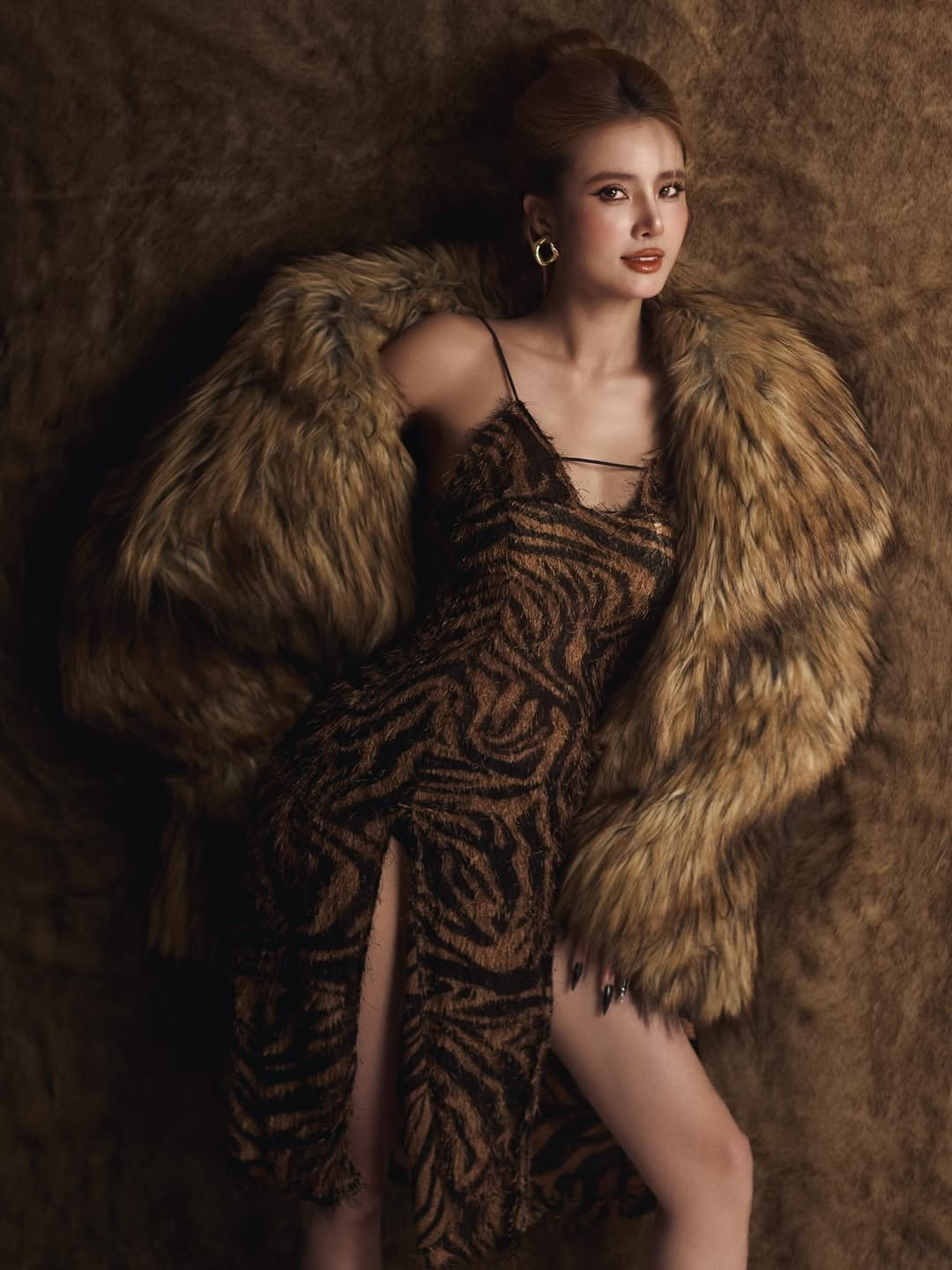 Trong bộ ảnh mới nhất, Khánh Chi một lần nữa khẳng định gu thẩm mỹ tinh tế khi xuất hiện với vẻ ngoài đầy bí ẩn và quyến rũ. (Ảnh: IGNV)