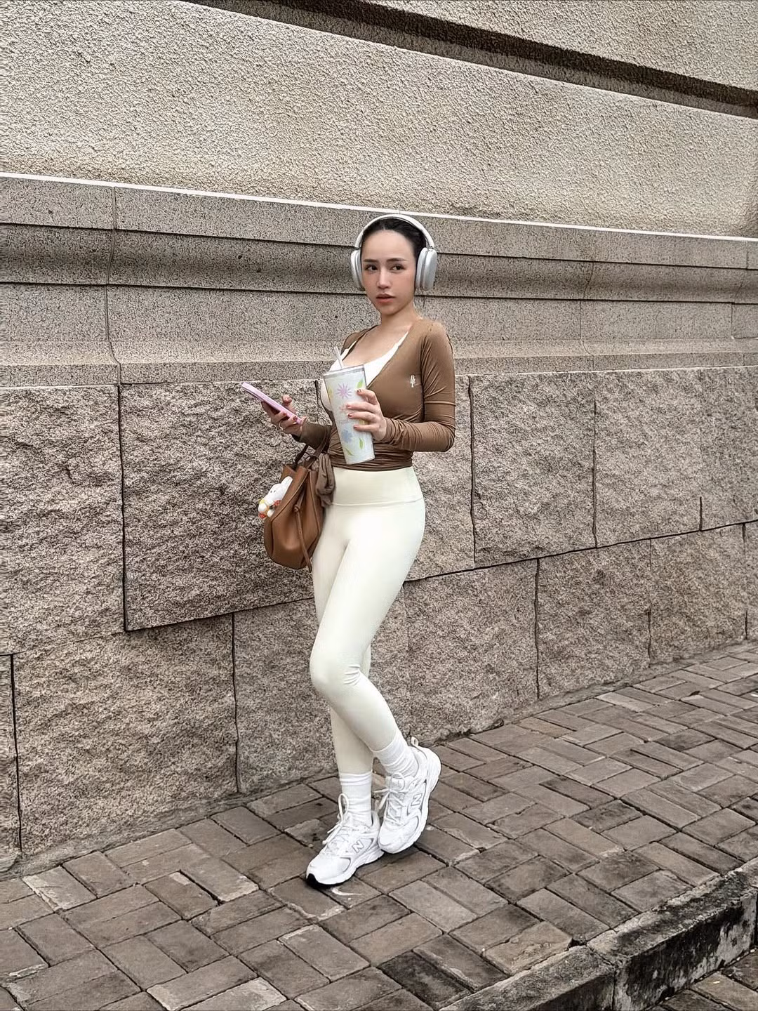 Giày thể thao màu trắng năng động, mang lại vẻ ngoài khỏe khoắn, đúng chất "chill mode" và sẵn sàng cho những hoạt động thường ngày. (Ảnh: FBNV)