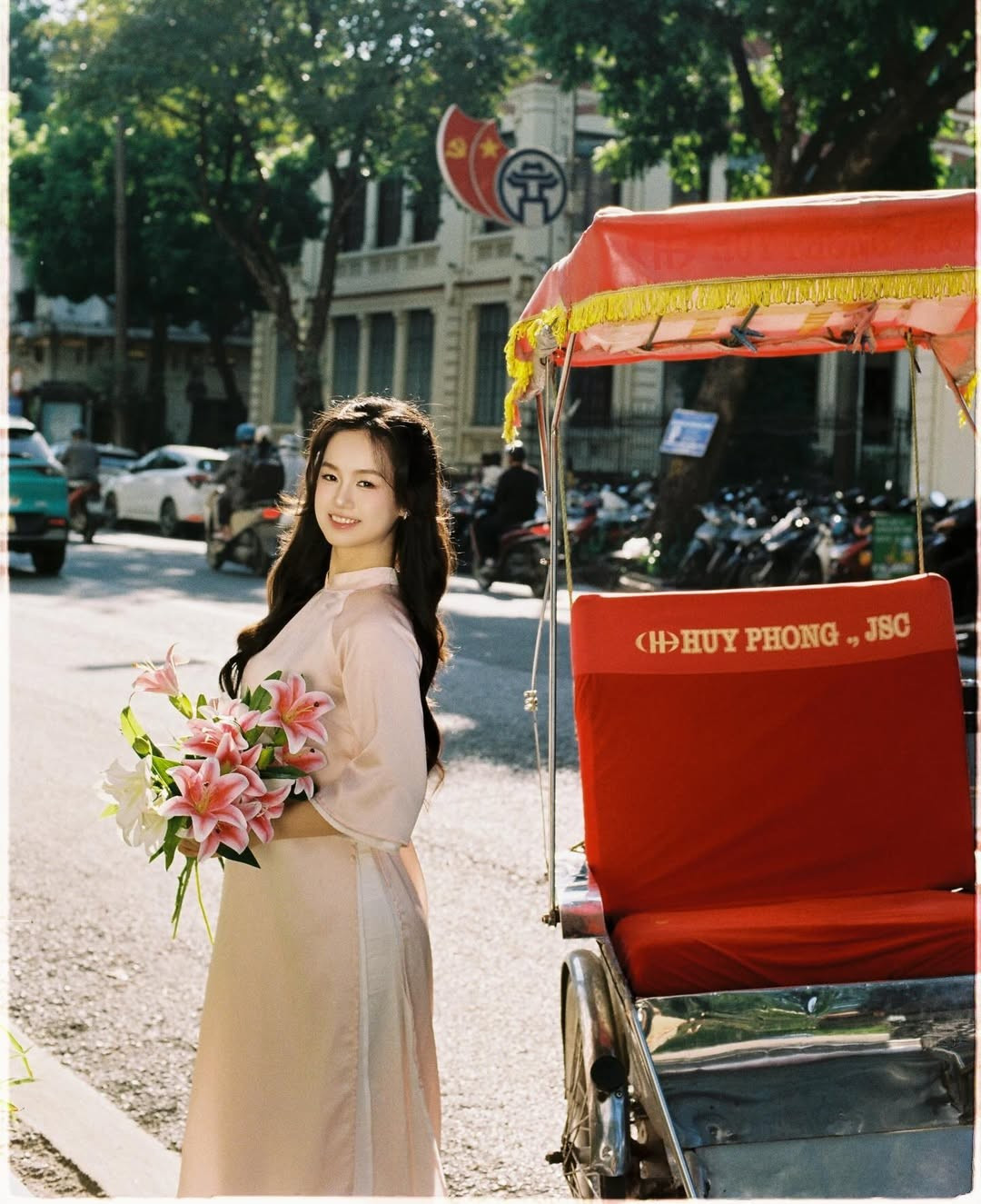 Hiền Mai cầm trên tay một bó hoa ly với sắc hồng và trắng rực rỡ, càng làm nổi bật vẻ tươi tắn, rạng ngời của cô. (Ảnh: IGNV)