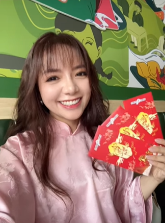 Những nụ cười tươi rói của các bạn trẻ khi cầm trên tay xấp lì xì "dày cộp" là minh chứng rõ nhất cho khởi đầu đầy năng lượng.