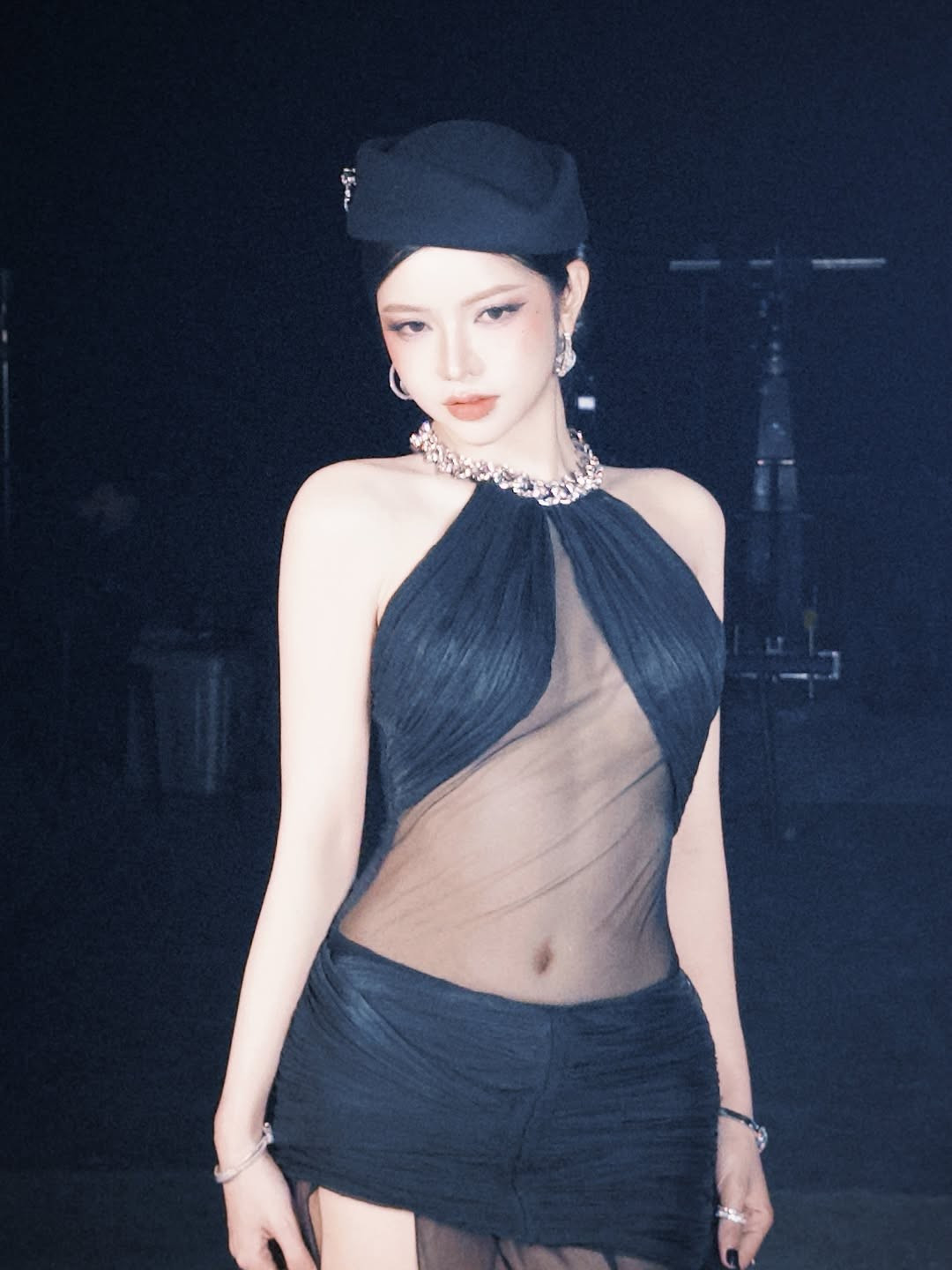 Cô chọn thiết kế váy đen xuyên thấu đầy táo bạo, kết hợp cùng các chi tiết đính kết tinh xảo giúp tôn lên vóc dáng thanh mảnh nhưng không kém phần gợi cảm. (Ảnh: IGNV)
