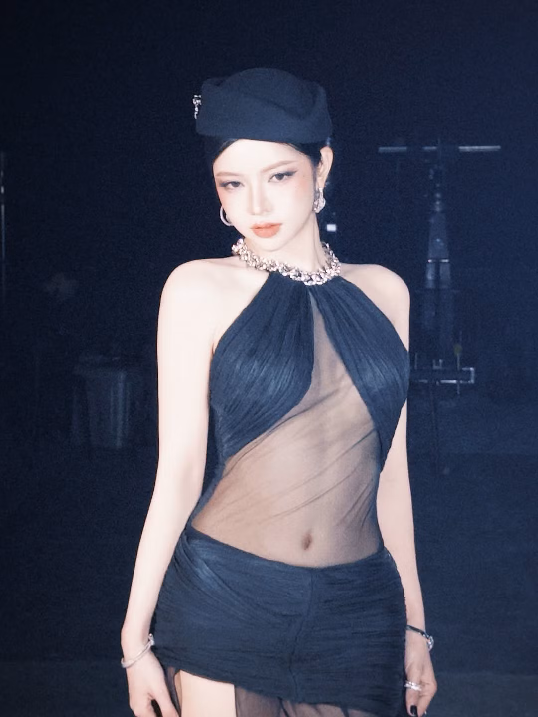 Cô chọn thiết kế váy đen xuyên thấu đầy táo bạo, kết hợp cùng các chi tiết đính kết tinh xảo giúp tôn lên vóc dáng thanh mảnh nhưng không kém phần gợi cảm. (Ảnh: IGNV)