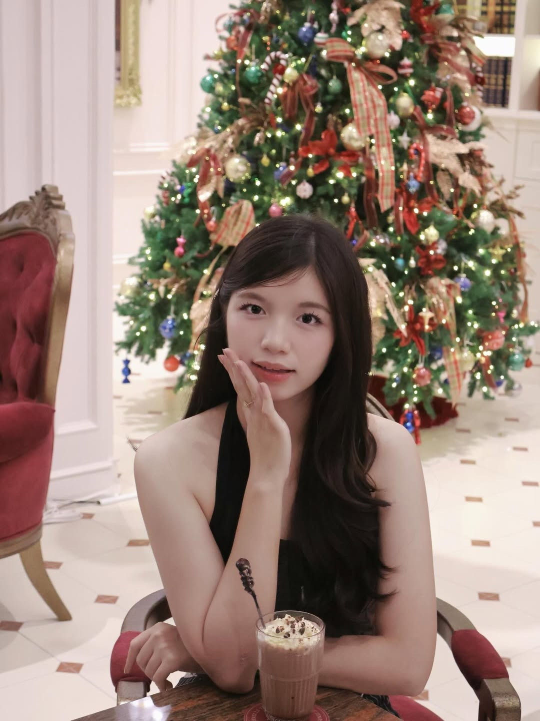 Trong không gian được trang trí lộng lẫy với cây thông Noel và ánh đèn vàng ấm áp, cô nàng khéo léo khoe trọn sắc vóc. (Ảnh: IGNV)