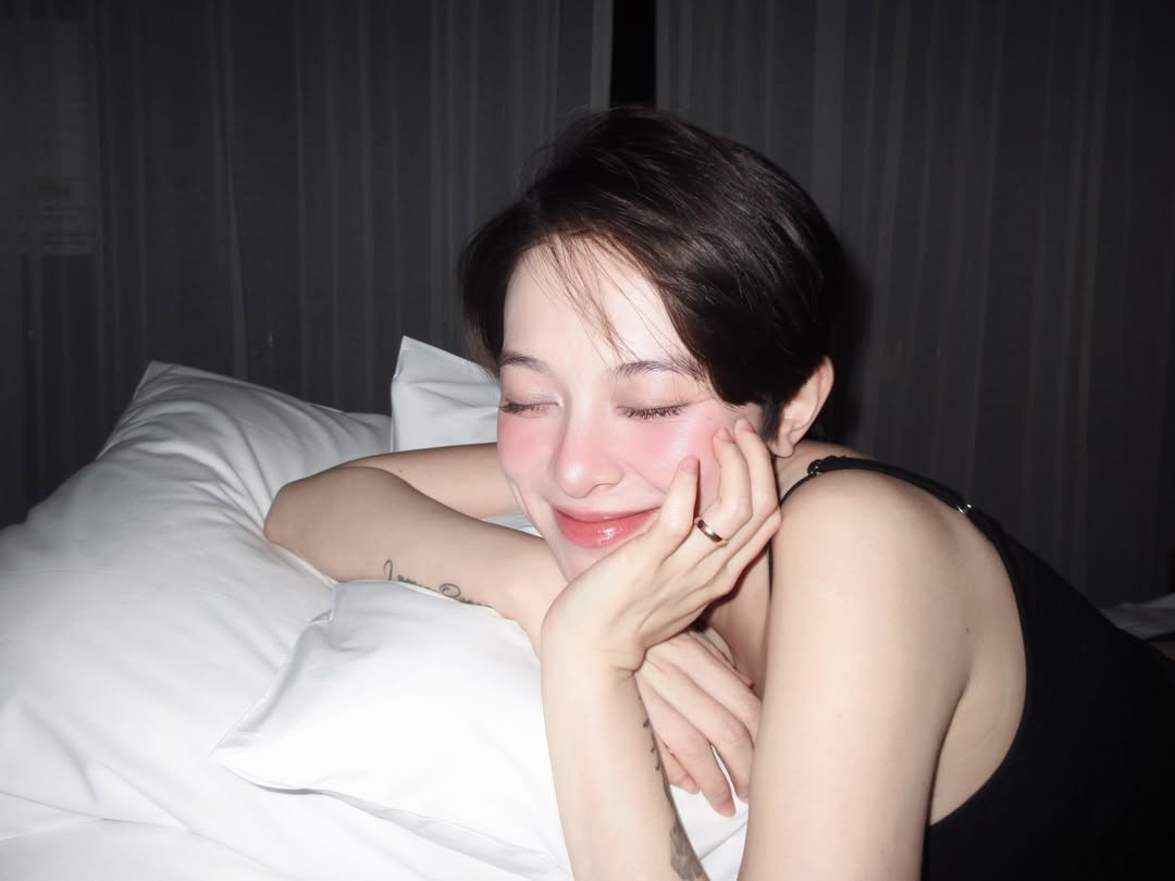 Để tăng thêm phần sang trọng, cô nàng kết hợp cùng chiếc áo khoác lông xám tro hờ hững trên vai. Cách phối đồ này không chỉ tạo cảm giác ấm áp, mềm mại mà còn tôn lên những đường nét quyến rũ một cách rất tự nhiên. (Ảnh: IGNV)