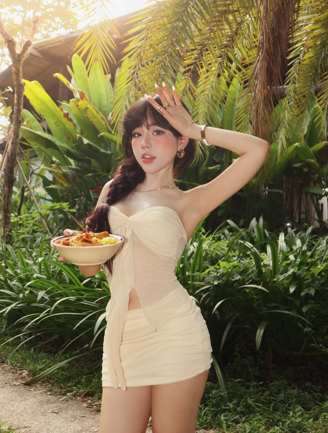 Trong loạt ảnh mới, Bảo Khuyên lựa chọn set đồ màu kem trung tính với thiết kế áo cúp ngực dáng corset cách điệu. Phần vạt áo rủ nhẹ tạo nên vẻ thướt tha, trong khi thiết kế ôm sát giúp cô nàng phô diễn bờ vai trần thon thả và vòng một đầy đặn. (Ảnh: IGNV)