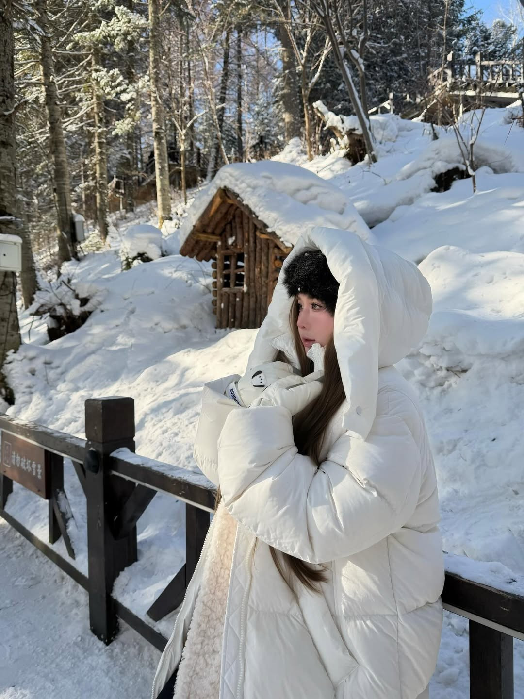 Khi khoác lên mình những chiếc áo phao trắng muốt hay áo lông ấm áp, nàng hot girl lại hóa thân thành "công chúa tuyết" với nét đẹp mong manh, thanh tú. (Ảnh: IGNV)
