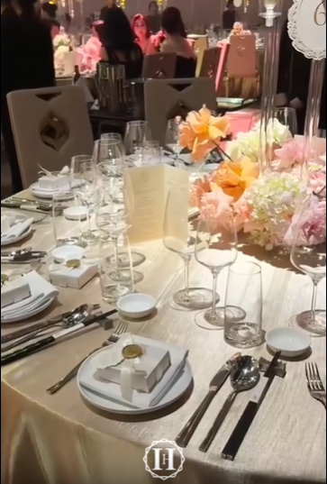 Toàn bộ không gian tiệc cưới được trang hoàng theo phong cách "Vườn địa đàng" ngập tràn hoa tươi, với tông màu chủ đạo là trắng - hồng, cam, đỏ. (Ảnh: Hacchic Couture)