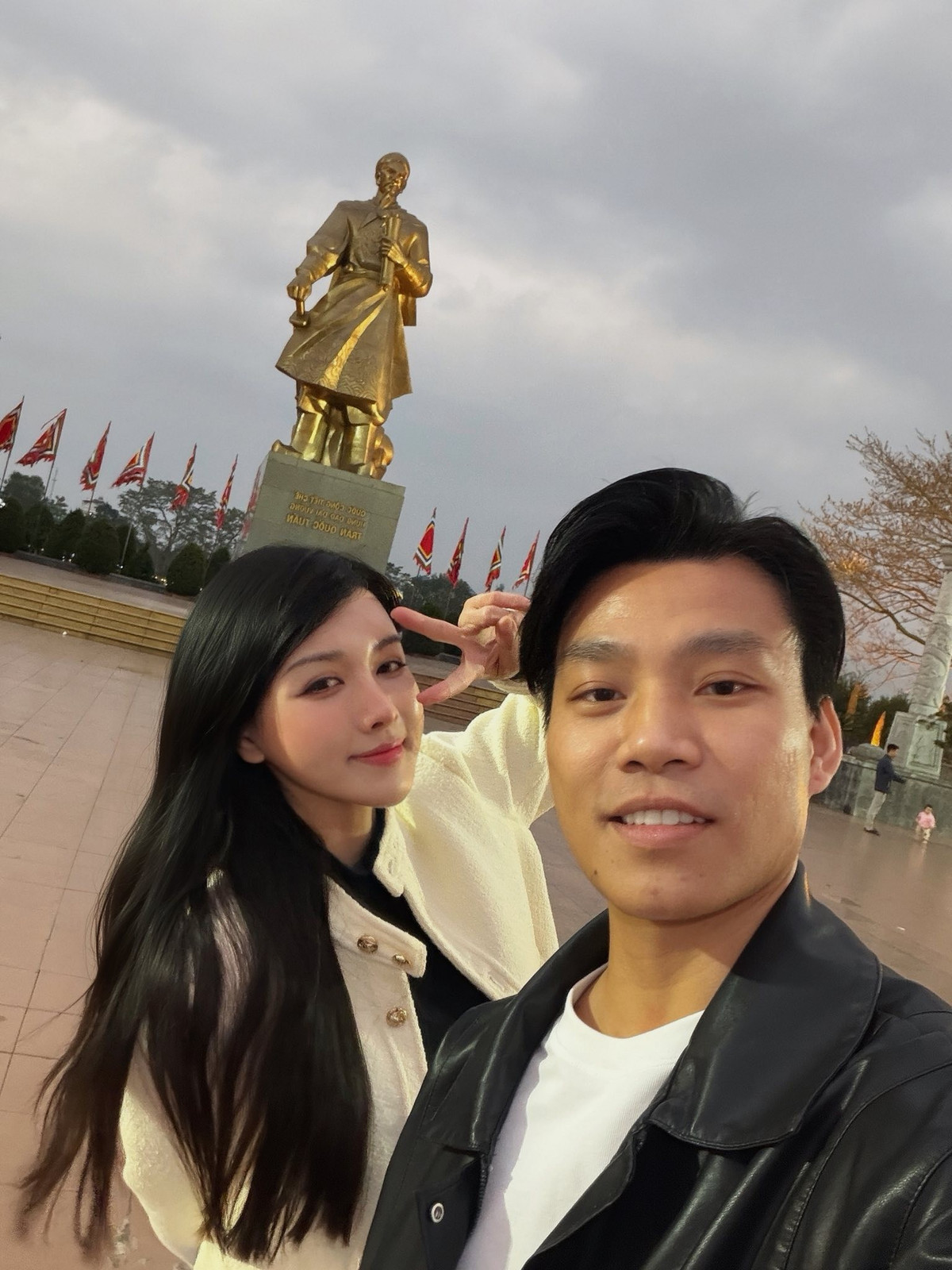 Vũ Văn Thanh là cái tên đình đám trong làng bóng đá Việt, còn Trần Bích Hạnh là hot girl, Gymer nổi tiếng với thân hình nóng bỏng và gu thời trang sành điệu. Sự kết hợp giữa một ngôi sao sân cỏ và một mỹ nhân mạng xã hội nhận được rất nhiều lời chúc phúc từ người hâm mộ.