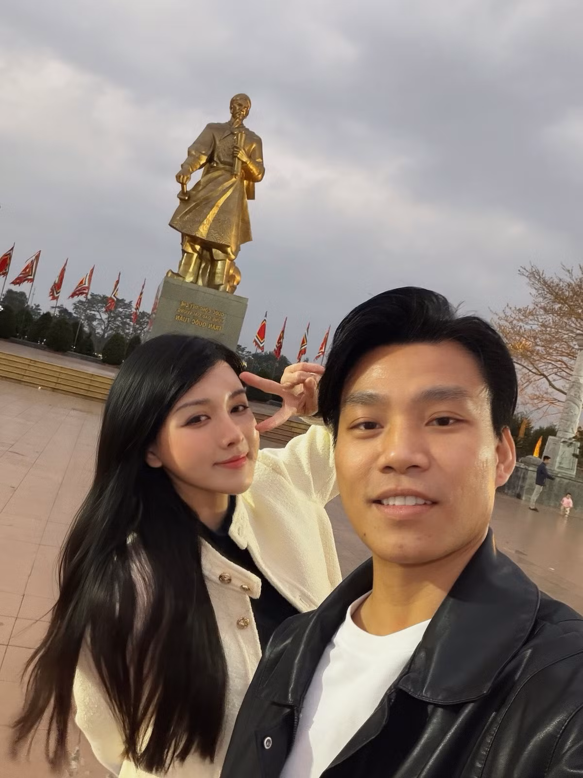 Vũ Văn Thanh là cái tên đình đám trong làng bóng đá Việt, còn Trần Bích Hạnh là hot girl, Gymer nổi tiếng với thân hình nóng bỏng và gu thời trang sành điệu. Sự kết hợp giữa một ngôi sao sân cỏ và một mỹ nhân mạng xã hội nhận được rất nhiều lời chúc phúc từ người hâm mộ.