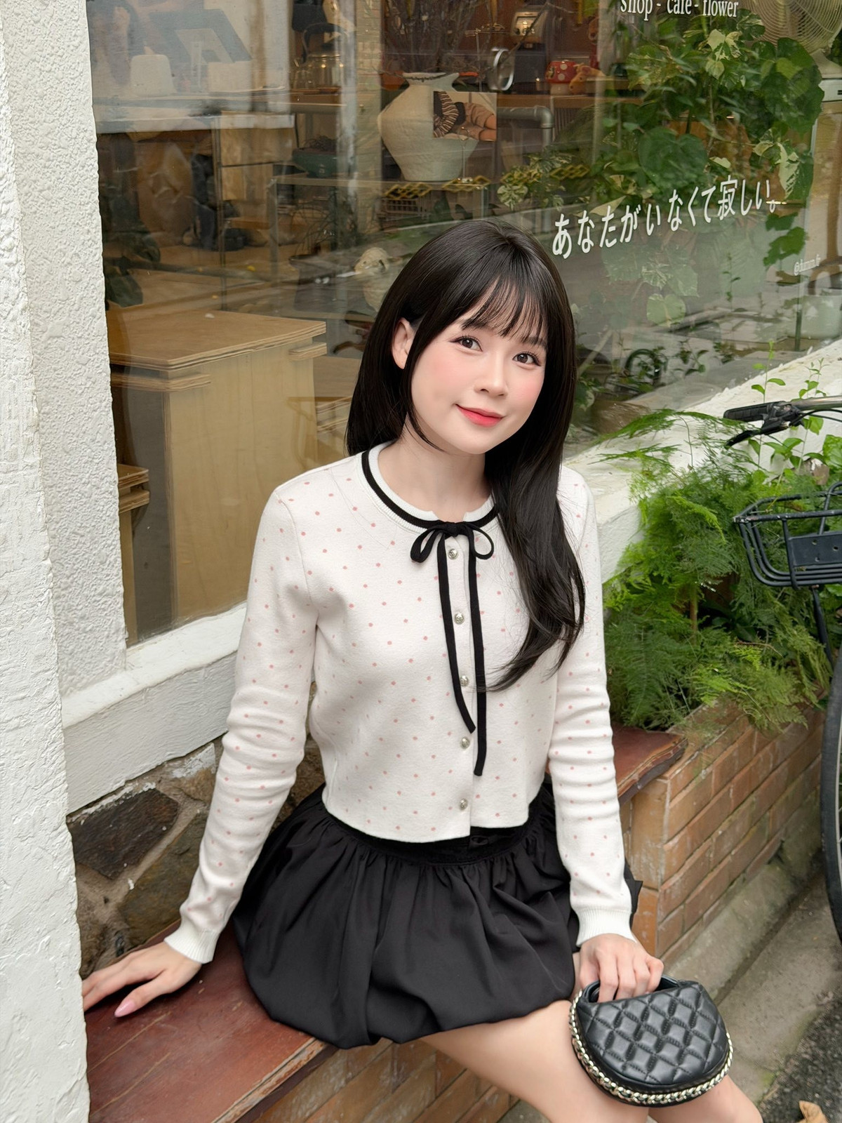 Cùng với đó, cô nàng kết hợp chân váy bí đen - đây là món đồ "thần thánh" đang quay trở lại xu hướng. Dáng váy phồng giúp che khuyết điểm hiệu quả và tạo hiệu ứng đôi chân thon gọn, giúp Sam trông trẻ ra đến cả chục tuổi. (Ảnh: IGNV)