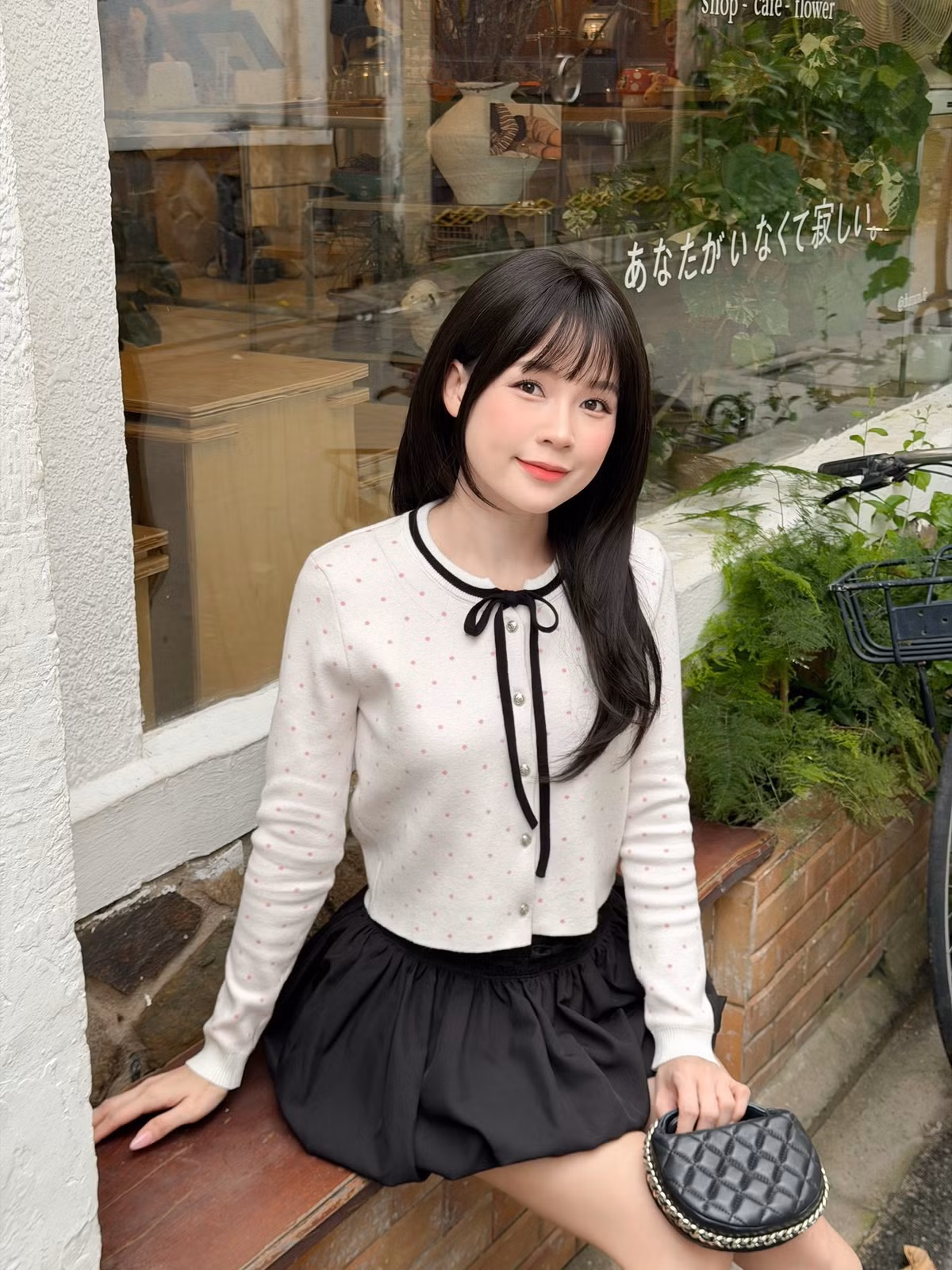 Cùng với đó, cô nàng kết hợp chân váy bí đen - đây là món đồ "thần thánh" đang quay trở lại xu hướng. Dáng váy phồng giúp che khuyết điểm hiệu quả và tạo hiệu ứng đôi chân thon gọn, giúp Sam trông trẻ ra đến cả chục tuổi. (Ảnh: IGNV)