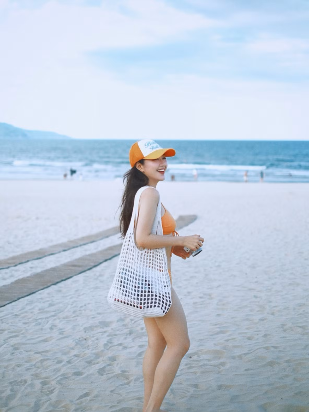 Theo đuổi phong cách thời trang thanh lịch và khá kín đáo, loạt ảnh diện bikini "tạm biệt mùa hè" mới đây của cô nàng đã thu hút sự chú ý của netizen. (Ảnh: FBNV)