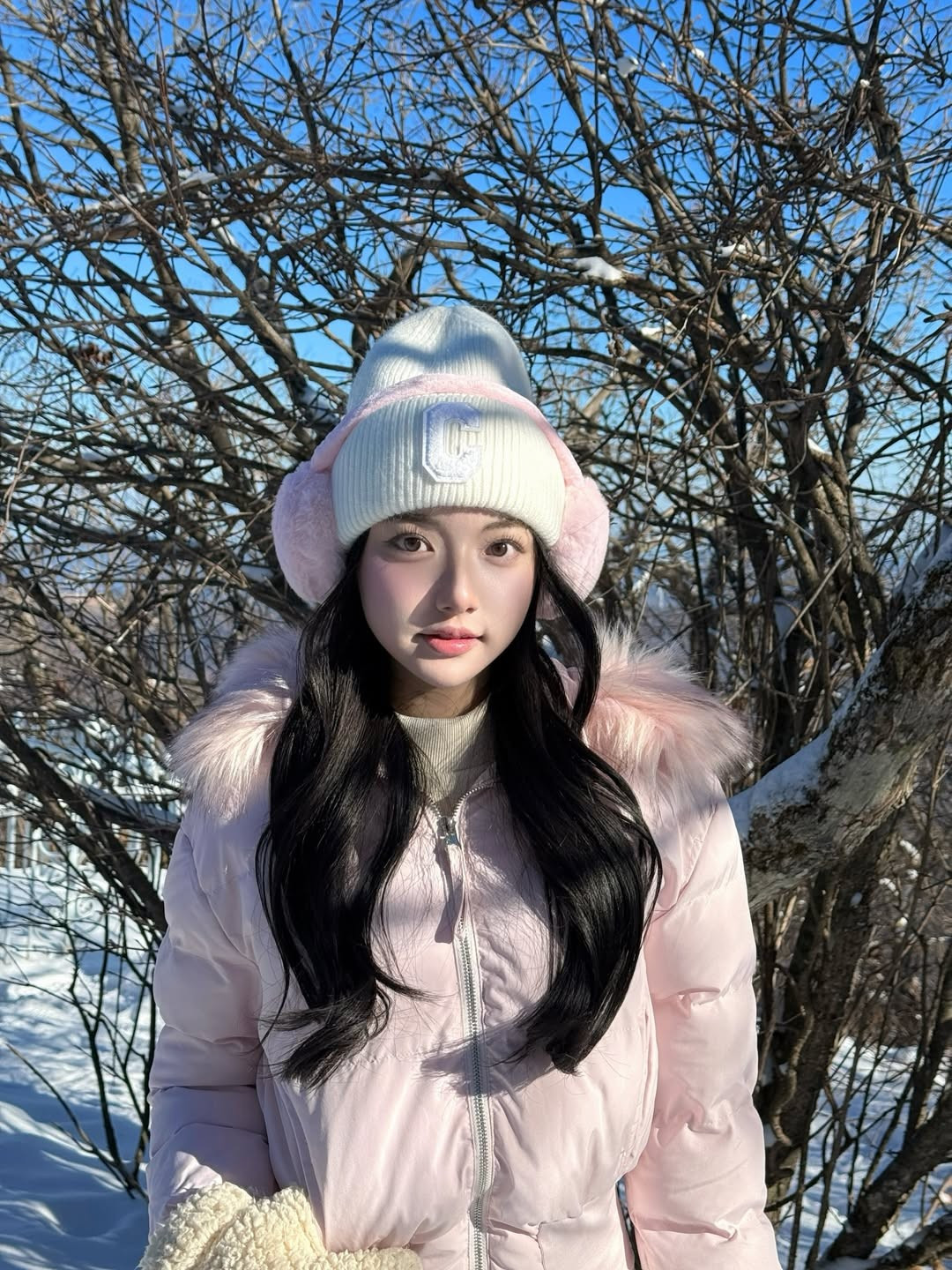 Khác với hình ảnh quen thuộc bên những mâm đồ ăn khổng lồ, Quỳnh Trương xuất hiện trong chuyến du lịch đầu năm với diện mạo thanh khiết, nhẹ nhàng như bước ra từ truyện cổ tích. (Ảnh: IGNV)