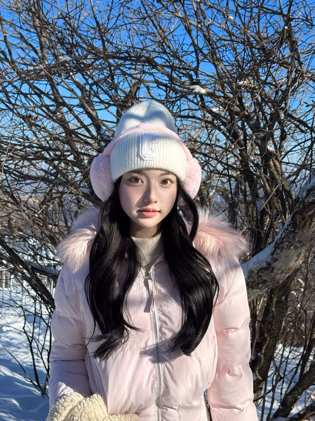 Khác với hình ảnh quen thuộc bên những mâm đồ ăn khổng lồ, Quỳnh Trương xuất hiện trong chuyến du lịch đầu năm với diện mạo thanh khiết, nhẹ nhàng như bước ra từ truyện cổ tích. (Ảnh: IGNV)