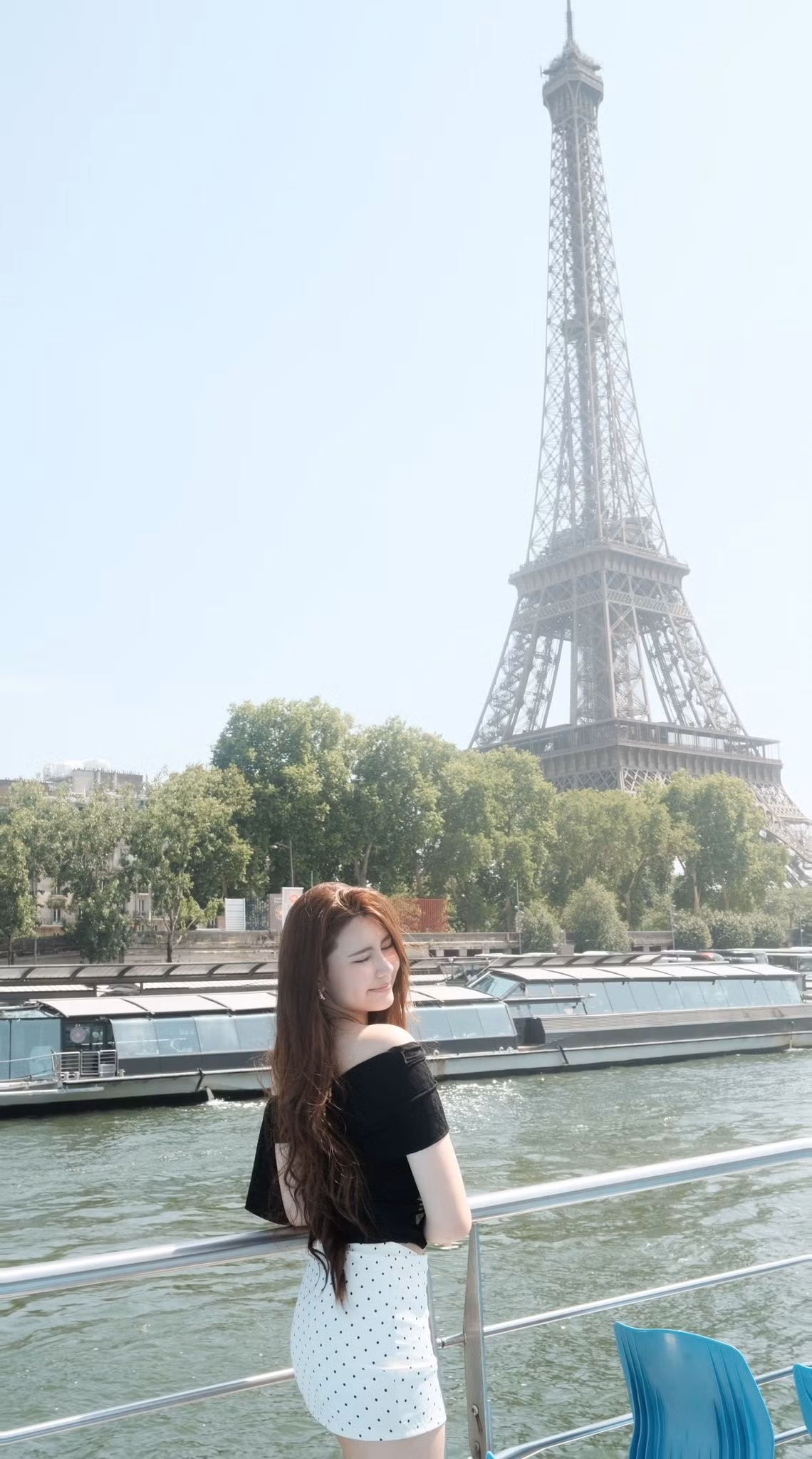 Trong loạt ảnh được đăng tải, Hạt Dẻ gây ấn tượng mạnh với vẻ ngoài trưởng thành và quyến rũ. Cô diện áo trễ vai màu đen kết hợp với chân váy ngắn chấm bi trắng, tạo nên một tổng thể vừa thanh lịch, vừa năng động và không kém phần gợi cảm.