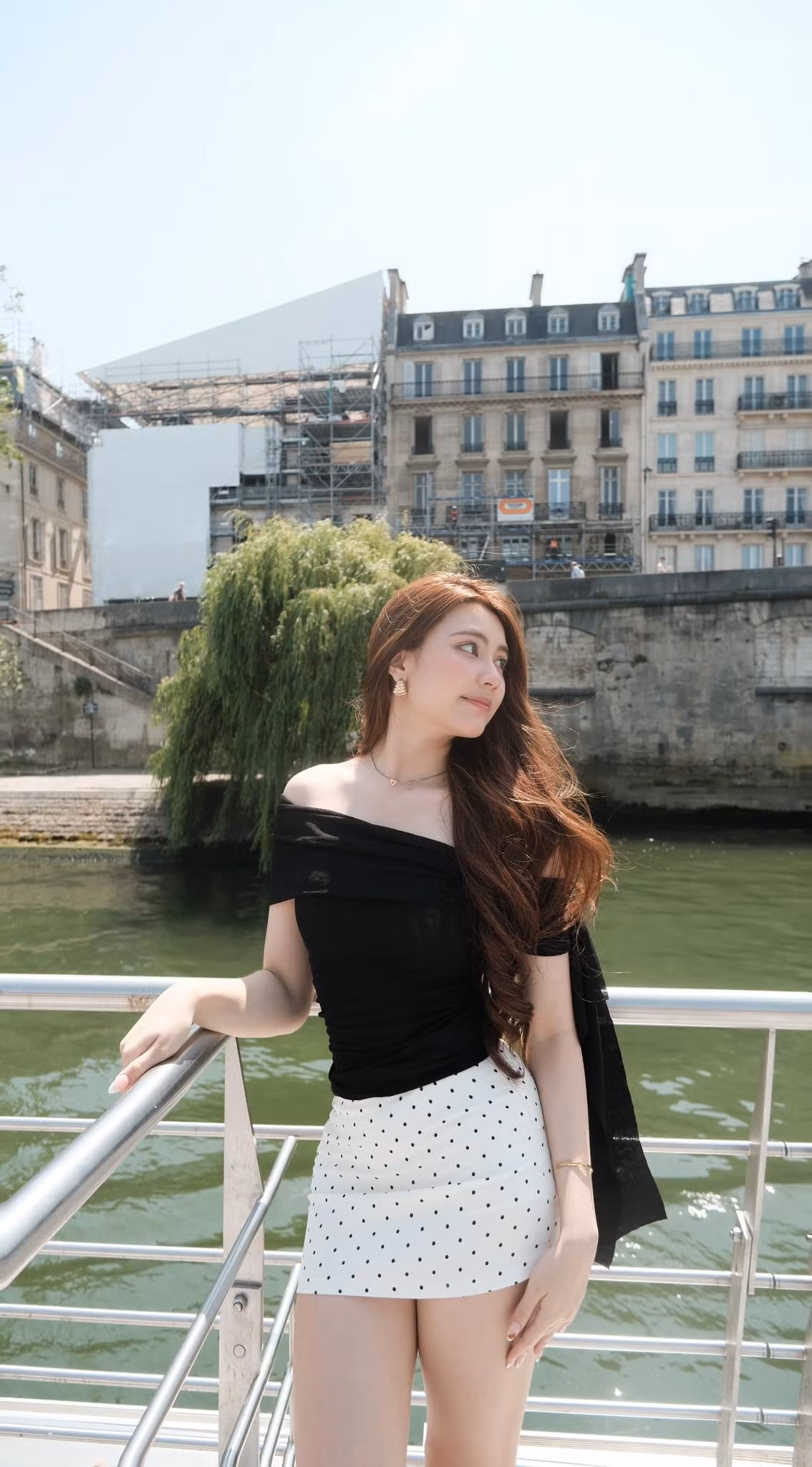 Trên trang cá nhân, Hạt Dẻ thường cập nhật những khoảnh khắc check-in với khung cảnh trời Tây lãng mạn, mỗi hình ảnh đều nhận về lượng lớn tương tác từ người hâm mộ.