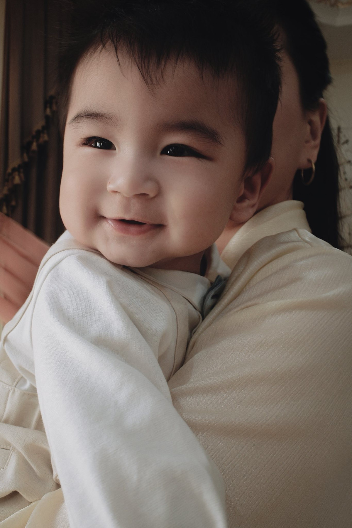 Cùng với những bức ảnh ấm áp bên quý tử đầu lòng, Mai Ngọc chia sẻ: "Sinh nhật năm nay với mẹ thật khác. Vì lần đầu tiên, mẹ có con trong vòng tay. Mọi ước mong, hy vọng và yêu thương của mẹ gói trọn trong con, món quà nhỏ bé nhưng trọn vẹn nhất. Con chính là điều đẹp đẽ nhất mà tuổi 35 mang đến cho mẹ." (Ảnh: FBNV)