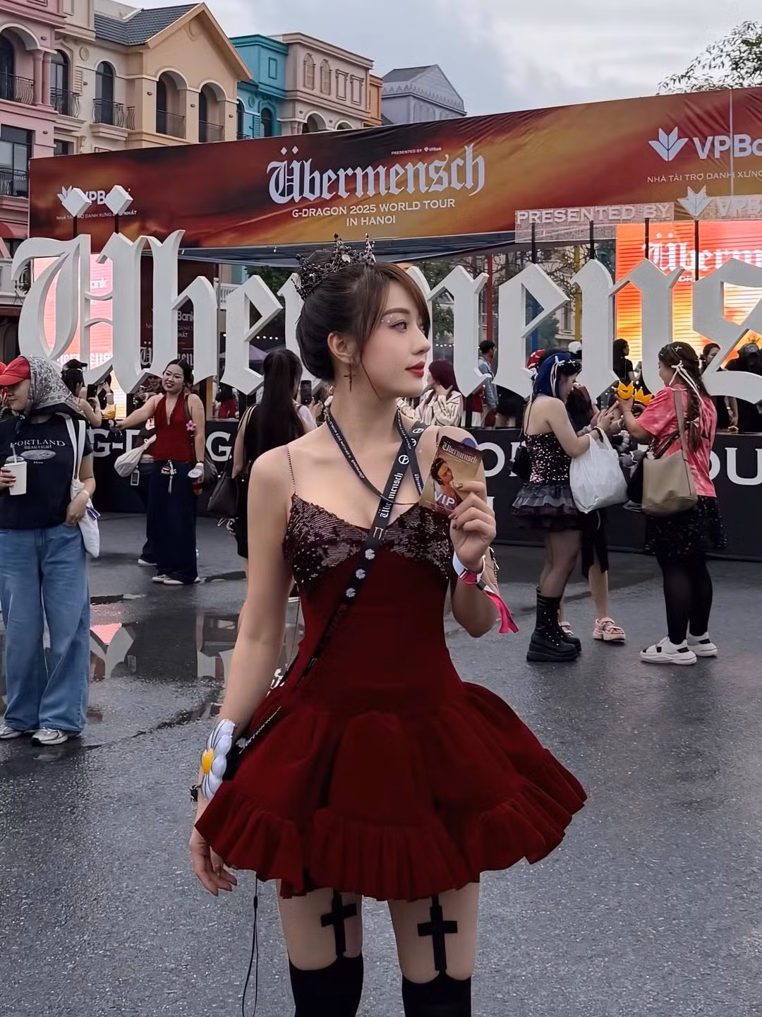 Khác biệt hoàn toàn so với đêm đầu, ở đêm diễn thứ hai, Hà Kim hóa thân thành một "nàng công chúa bóng đêm" ma mị nhưng không kém phần quyến rũ. (Ảnh: IGNV)