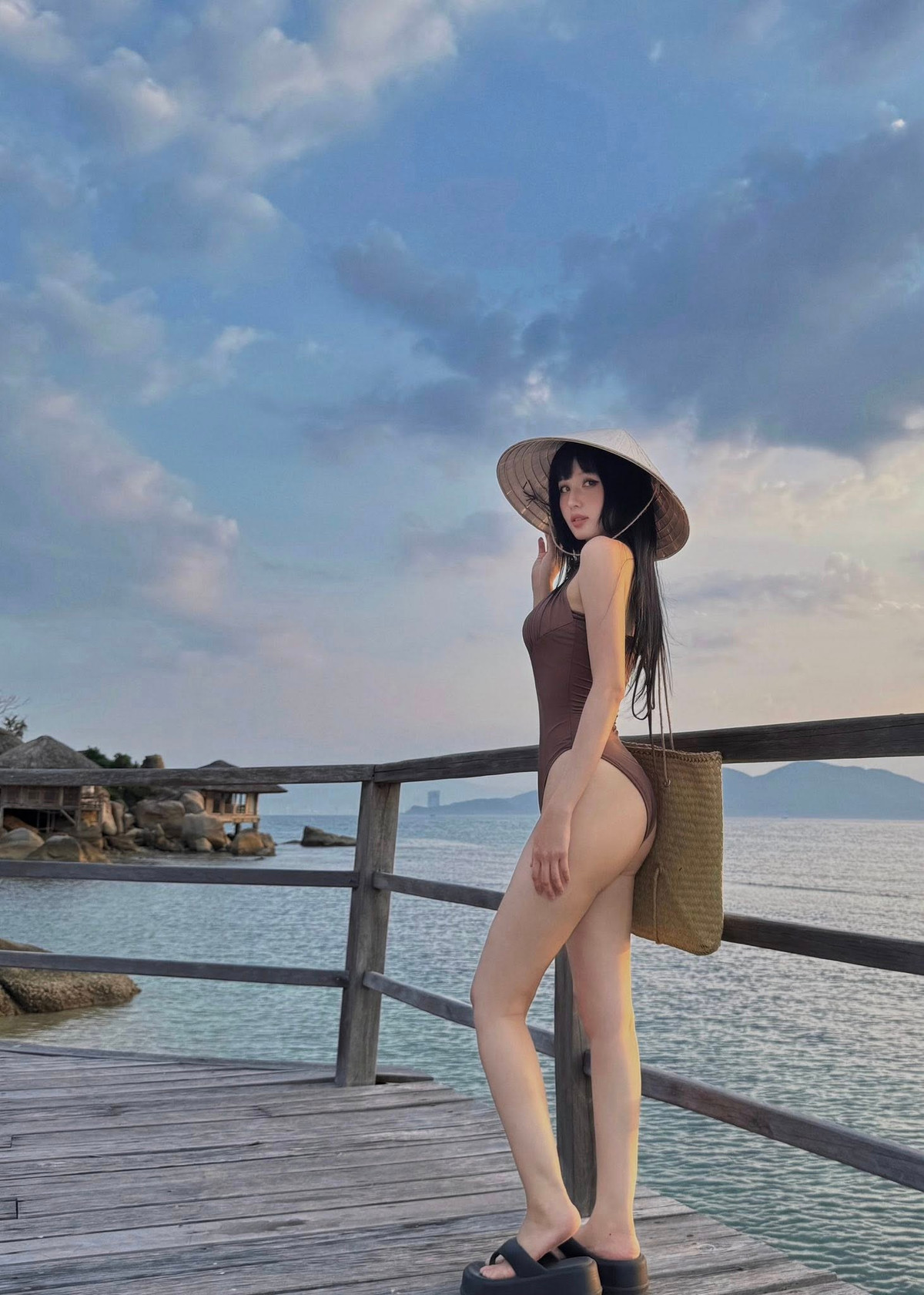 Đặc biệt, chiếc nón lá và túi cói là điểm nhấn, tạo nên sự kết hợp độc đáo giữa nét hiện đại và truyền thống. (Ảnh: FBNV)