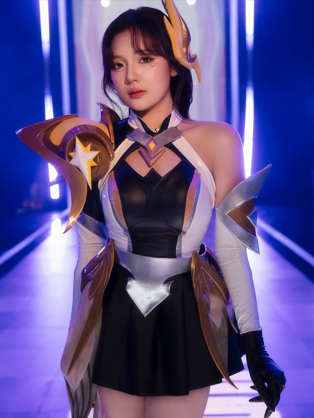 Ánh đèn sân khấu xanh tím huyền ảo càng làm cho màn hóa thân thêm phần lung linh, thu hút. (Ảnh: IGNV)