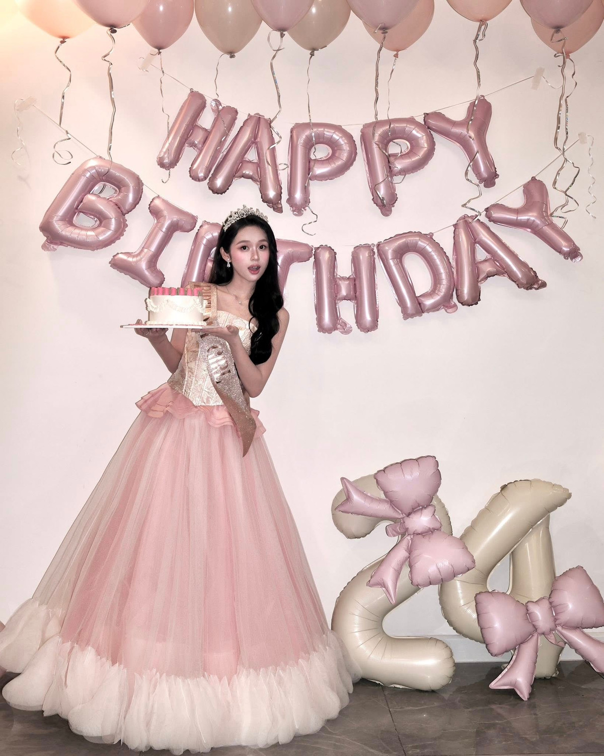 Nhan sắc ngọt ngào, đôi mắt to tròn và nụ cười rạng rỡ của cô nàng càng khiến bộ ảnh thêm phần cuốn hút. (Ảnh: FBNV)