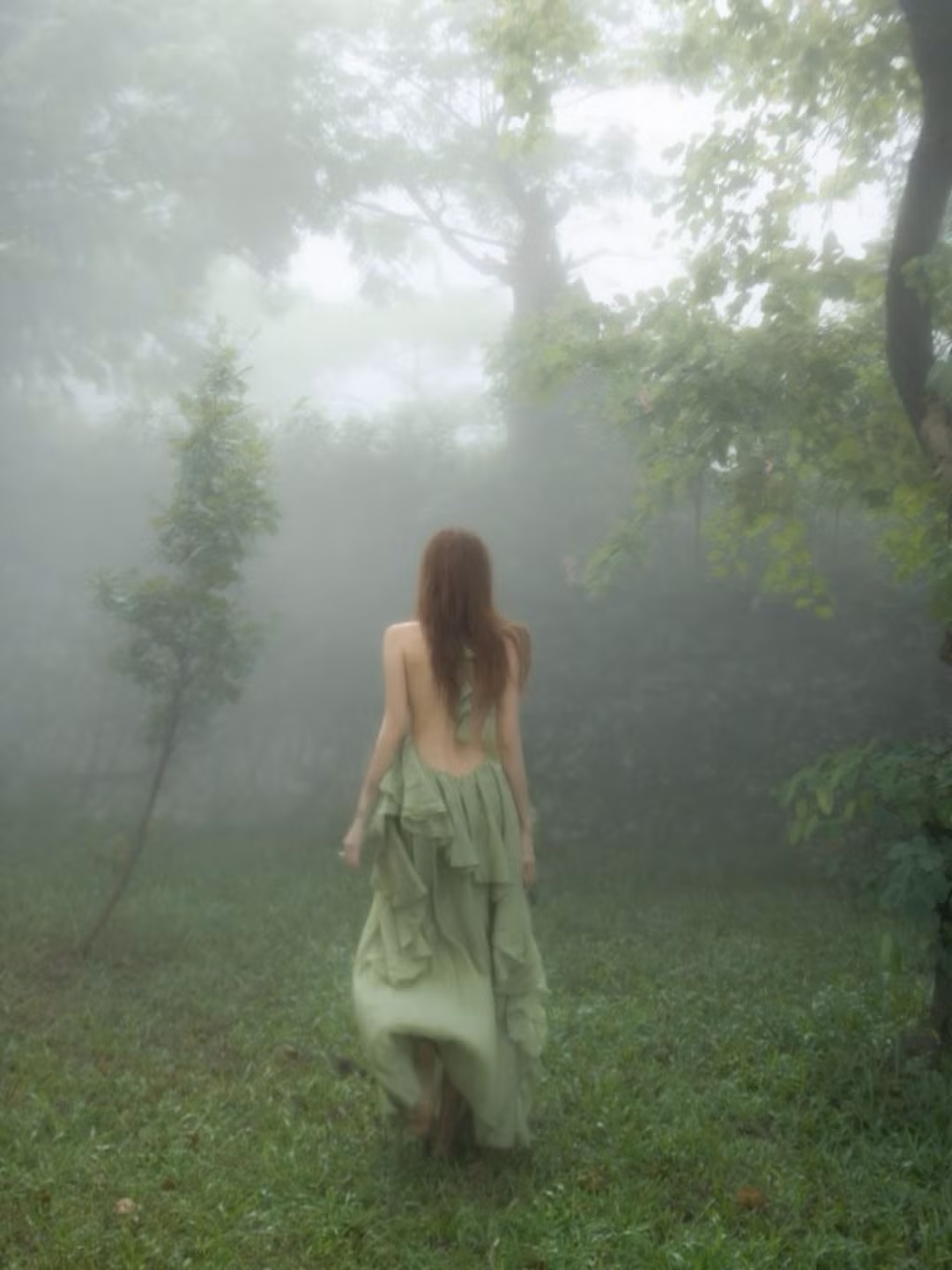 Bộ ảnh được thực hiện trong khung cảnh mờ ảo, phủ đầy sương khói của một khu rừng xanh mát, tạo nên một không gian huyền bí và đầy chất thơ. (Ảnh: IGNV)