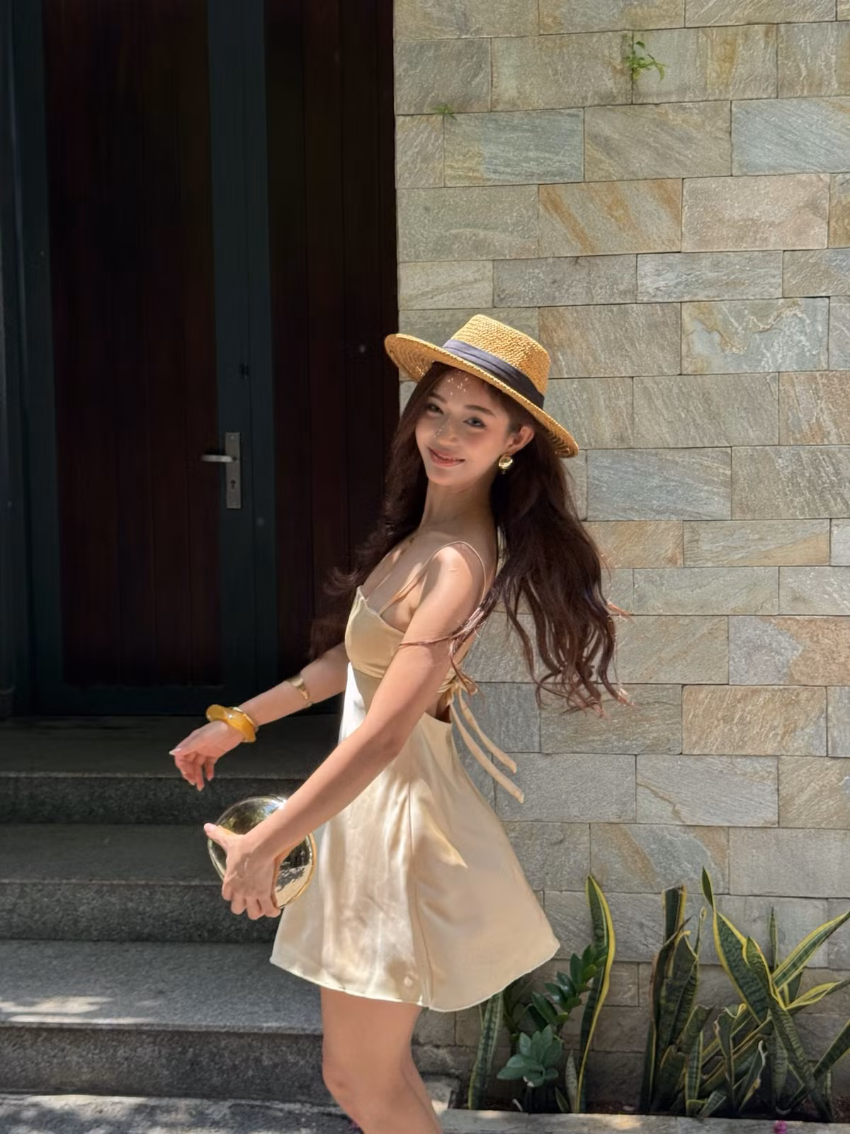 Từ một nữ sinh trung học, Mai Hà Hoàng Yến giờ đây đã trở thành một hot girl, KOL có sức ảnh hưởng lớn trên mạng xã hội với hàng triệu người theo dõi. (Ảnh: FBNV)