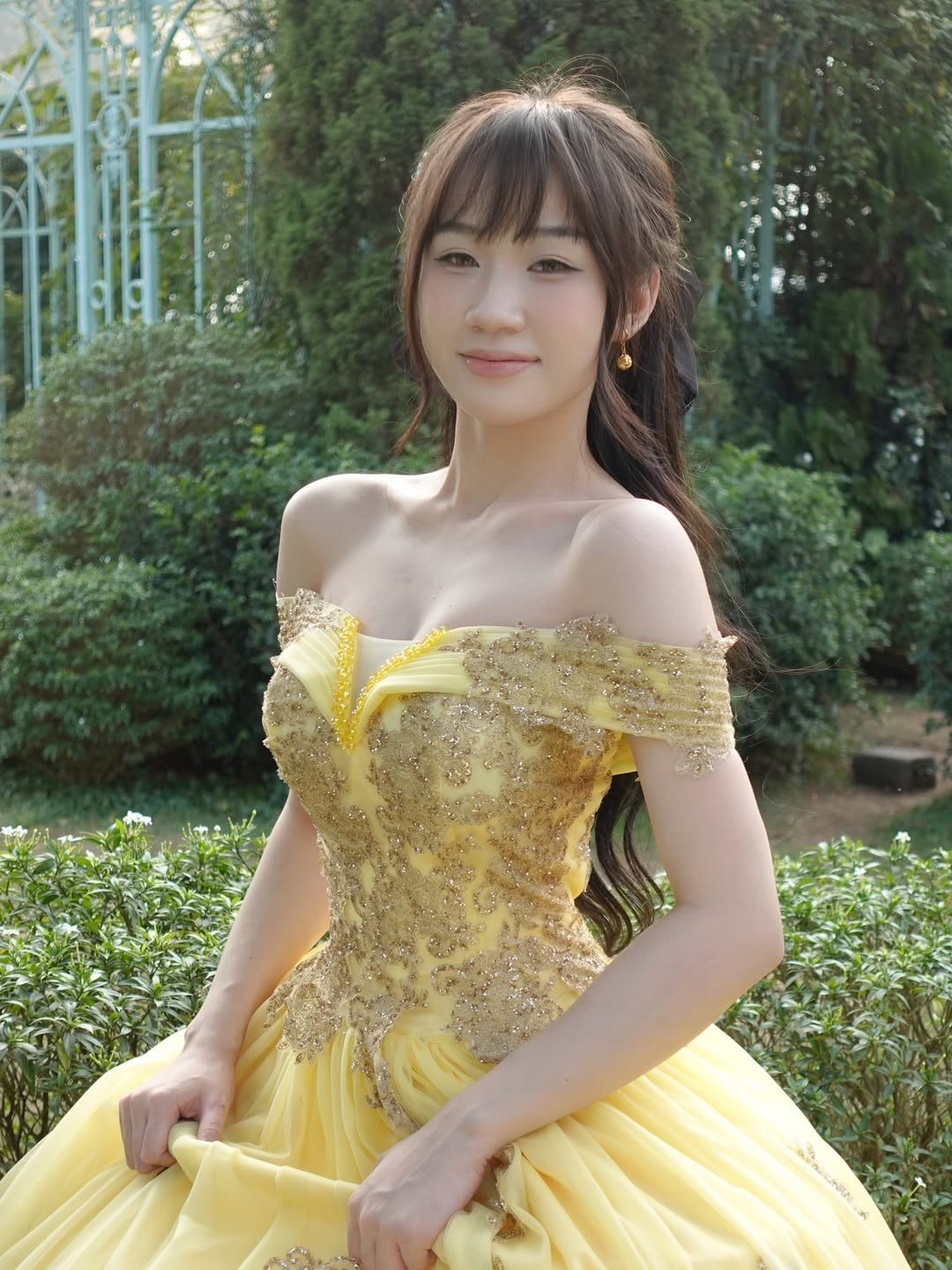Trong loạt ảnh mới nhất, Hoàng Lan Anh lựa chọn chiếc đầm dạ hội dáng xòe cúp ngực với tông màu vàng chủ đạo. Chiếc váy khiến nhiều người liên tưởng đến cô nàng Belle chúa trong phim "Người đẹp và quái vật". (Ảnh: IGNV)