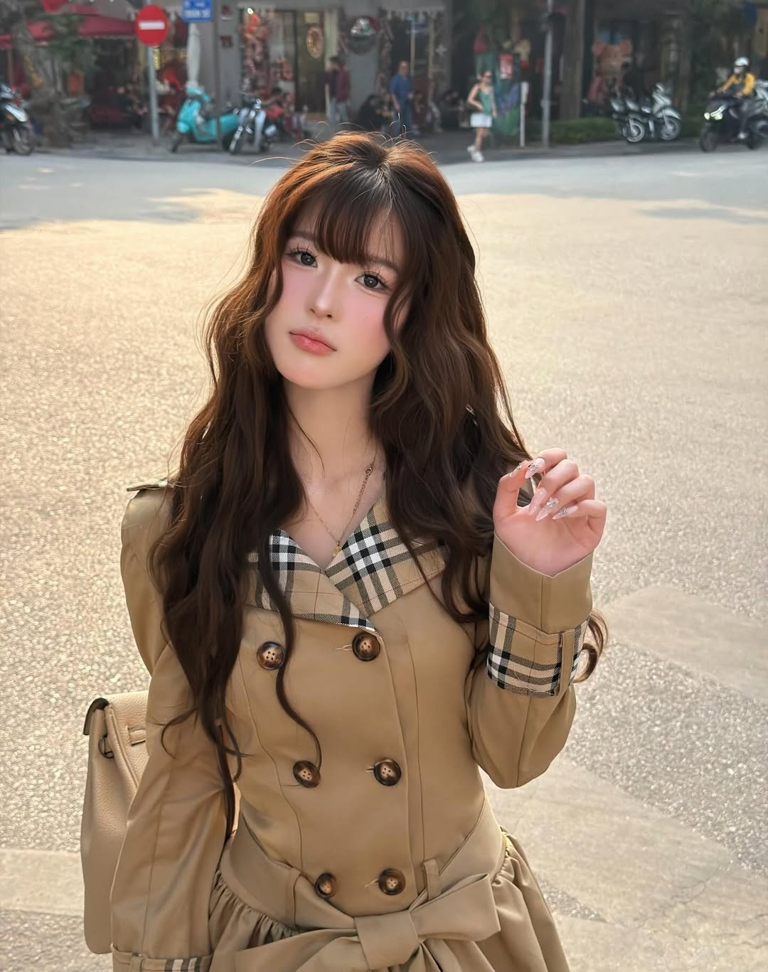 Với sự biến hóa không ngừng nghỉ từ hình tượng gợi cảm sang nàng thơ ngọt ngào, Wyn Anh một lần nữa khẳng định gu thẩm mỹ tinh tế và sức hút khó cưỡng của mình trong giới trẻ. (Ảnh: IGNV)