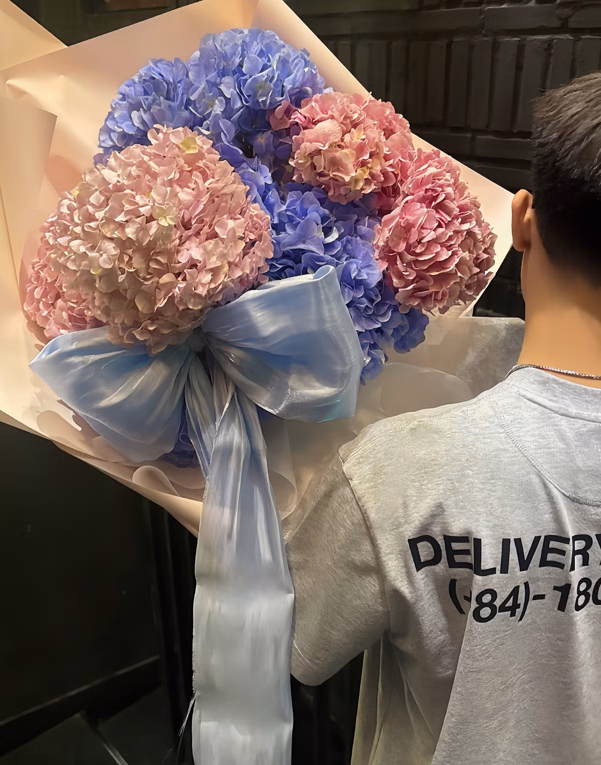 Đặc biệt, bó hoa cẩm tú cầu cỡ lớn với hai tông màu hồng và xanh pastel do một chàng trai giấu mặt ôm được Tammy Phạm đăng tải đã khiến nhiều người hâm mộ tin rằng, Tammy Phạm đang tận hưởng hạnh phúc bên "nửa kia" mới của mình.