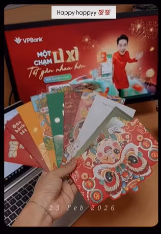 Không khí tại các văn phòng làm việc cũng vô cùng tấp nập với các chương trình "hái lộc đầu xuân" dành cho nhân viên, tạo nên một làn sóng check-in rầm rộ trên Facebook và Instagram. (Ảnh: Tổng hợp mạng xã hội)