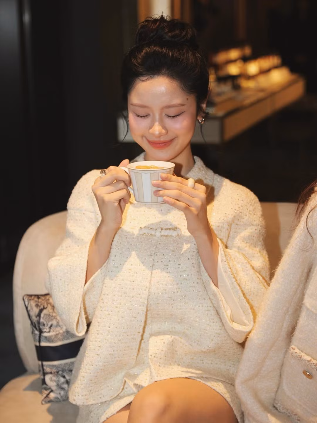 Cô hạn chế chia sẻ về những ồn ào đời tư, thay vào đó là lan tỏa năng lượng tích cực thông qua phong cách thời trang dẫn đầu xu hướng và những khoảnh khắc chăm sóc gia đình nhỏ. (Ảnh: IGNV)