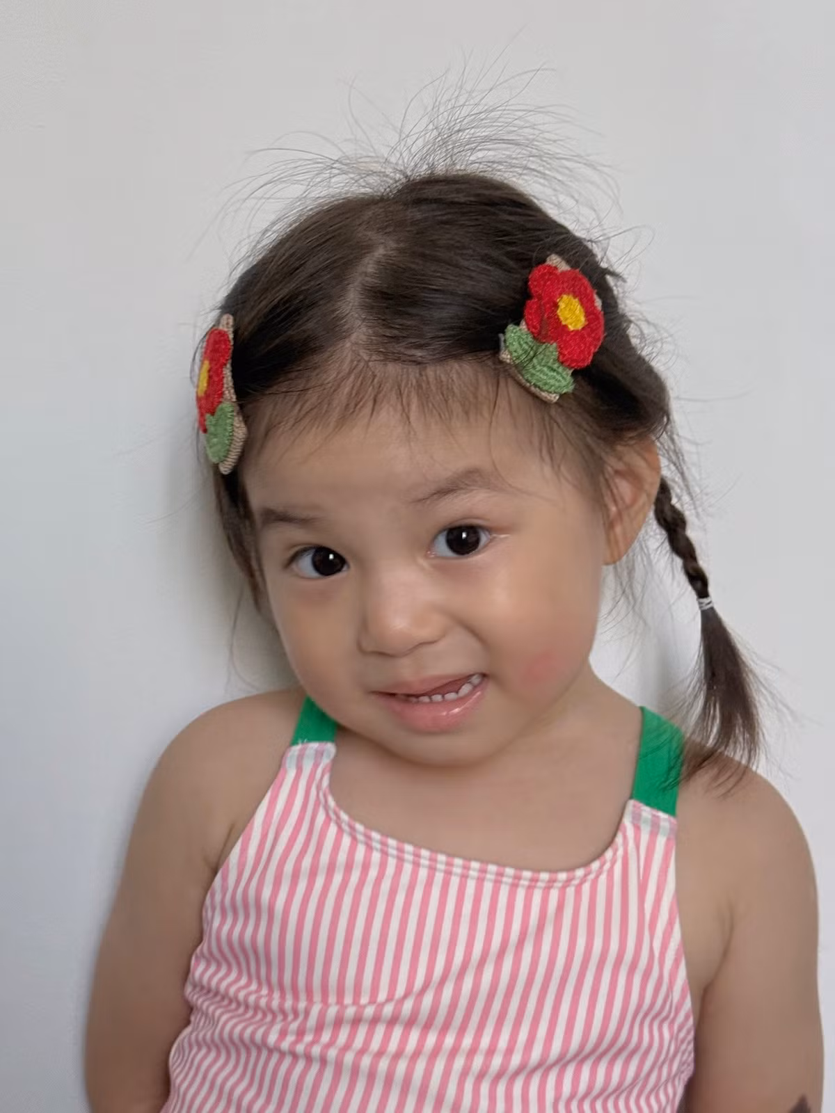 Loạt ảnh về bé Pam của Salim đăng tải đã thu hút hàng chục nghìn lượt yêu thích cùng bình luận trên trang cá nhân, đa số bày tỏ sự yêu mến với cô bé xinh xắn. (Ảnh: Facebook Hoàng Kim Ngân)