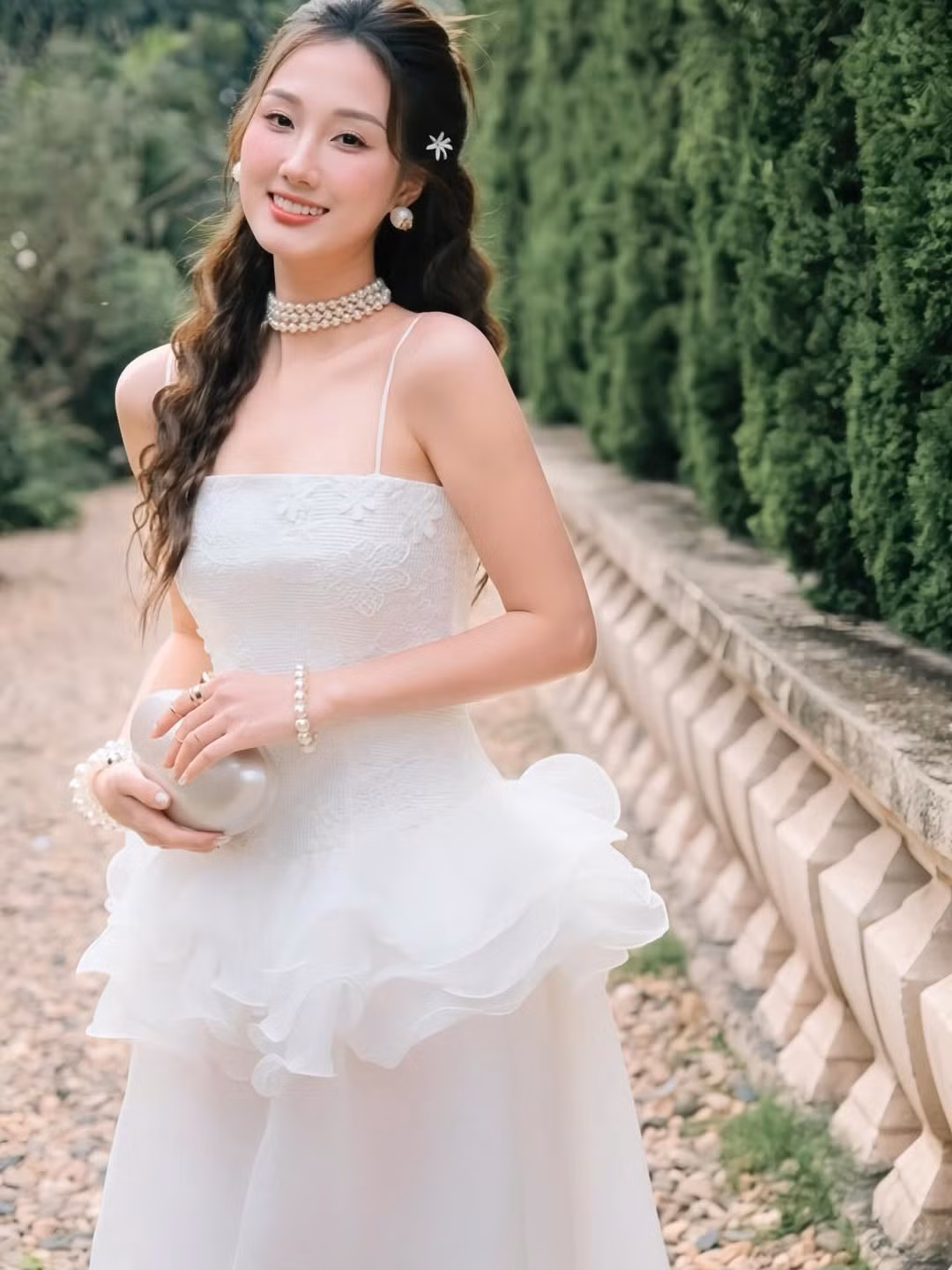 Mái tóc uốn xoăn nhẹ nhàng, điểm xuyết thêm chiếc kẹp hoa nhỏ xinh càng làm tăng thêm vẻ nữ tính, ngọt ngào. (Ảnh: IGNV)