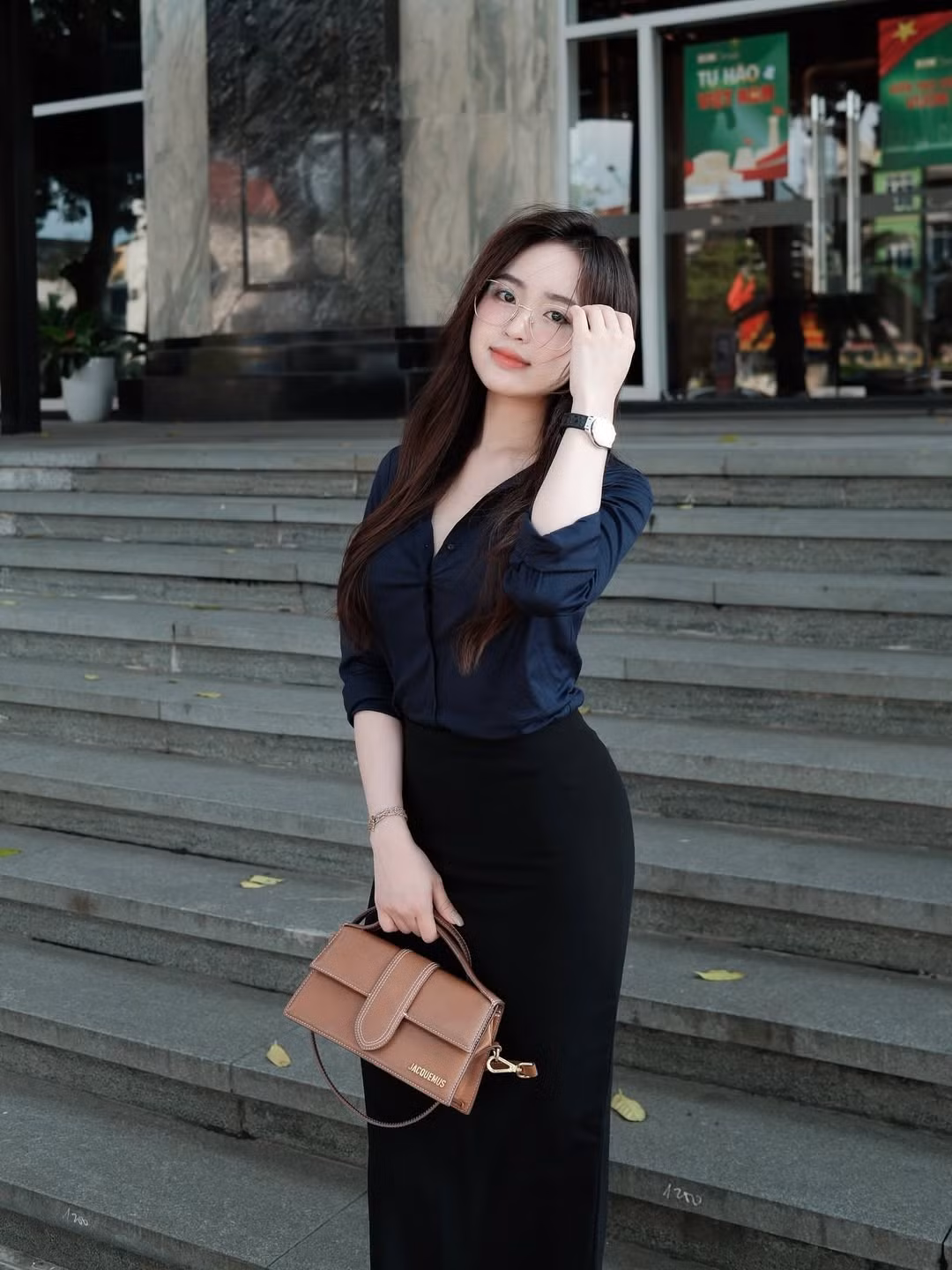 Lê Phương Anh - cô nàng hot girl Hà thành luôn biết cách để thu hút sự chú ý mỗi lần xuất hiện. Mới đây, cô nàng đăng tải loạt ảnh phong cách thời trang công sở vô cùng cuốn hút. (Ảnh: IGNV)