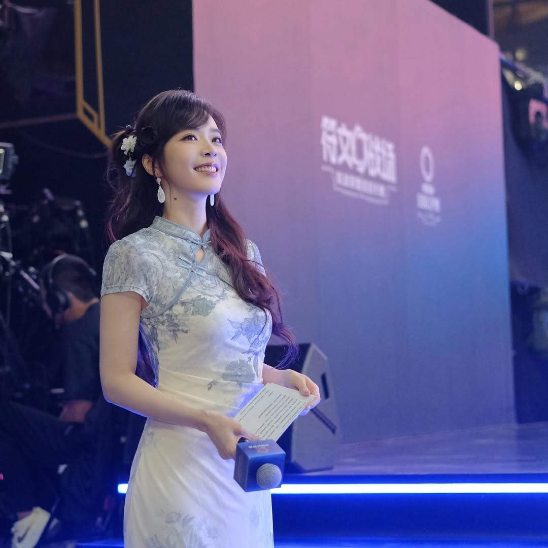 Trong những ngày dẫn dắt Tứ kết và Bán kết Worlds 2025 vừa qua, cô đã liên tục gây ấn tượng với khán giả, đặc biệt là khi khoác lên mình những bộ trang phục lộng lẫy như chiếc đầm dạ hội màu vàng kim tuyến hoặc sườn xám truyền thống đầy duyên dáng. (Ảnh: IGNV)