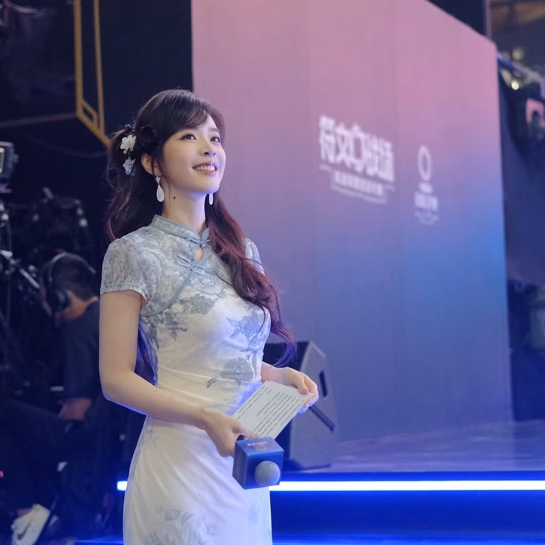 Trong những ngày dẫn dắt Tứ kết và Bán kết Worlds 2025 vừa qua, cô đã liên tục gây ấn tượng với khán giả, đặc biệt là khi khoác lên mình những bộ trang phục lộng lẫy như chiếc đầm dạ hội màu vàng kim tuyến hoặc sườn xám truyền thống đầy duyên dáng. (Ảnh: IGNV)