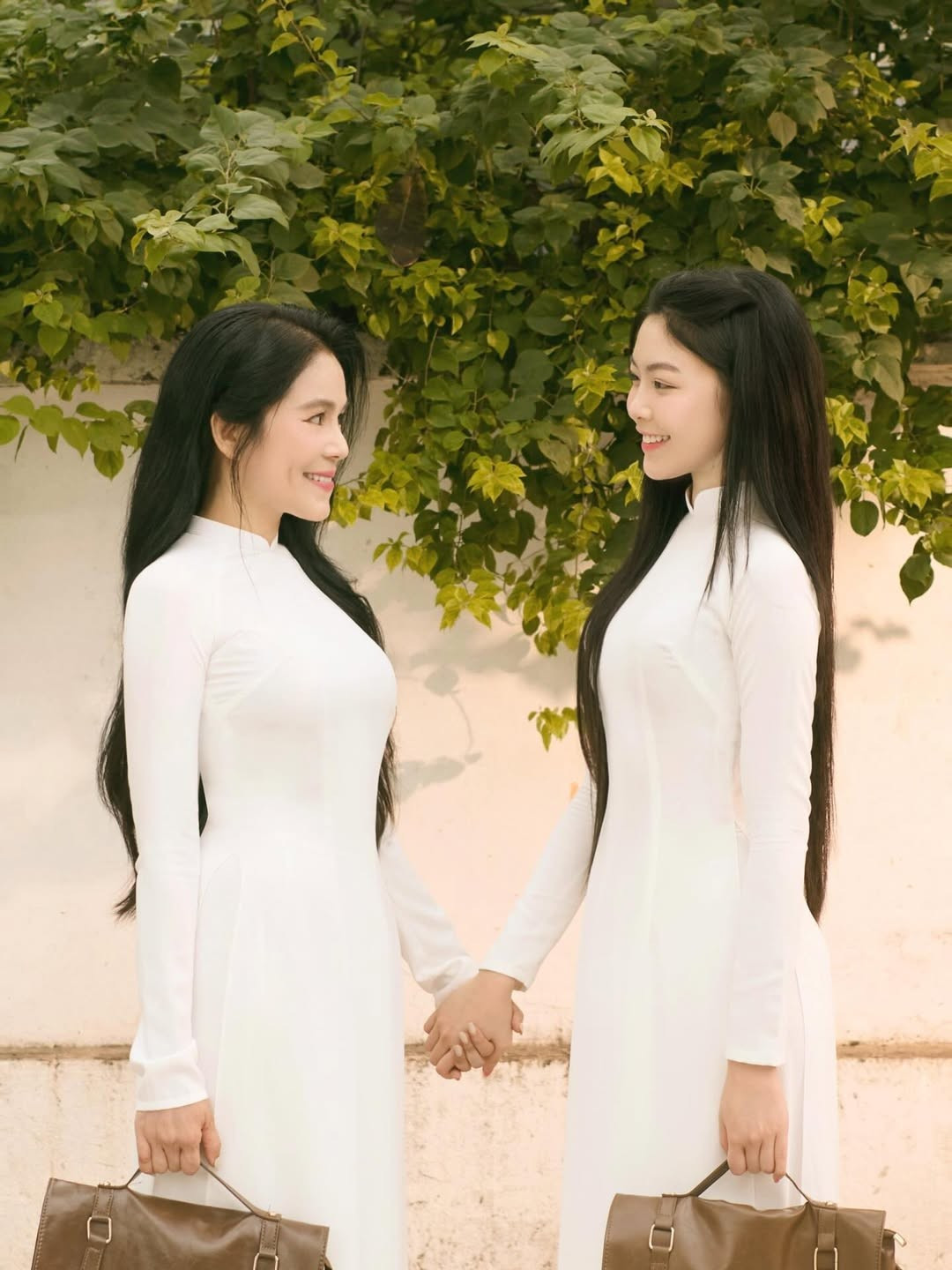 Áo dài trắng tinh khôi kết hợp với mái tóc dài suôn mượt, tạo nên hình ảnh một thiếu nữ Việt Nam vô cùng duyên dáng và thanh thoát. (Ảnh: IGNV)